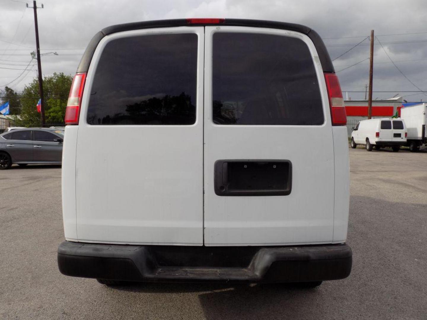 2013 WHITE CHEVROLET EXPRESS G2500 (1GCWGFCAXD1) with an 4.8L engine, Automatic transmission, located at 830 E. Canino Rd., Houston, TX, 77037, (281) 405-0440, 38.358219, -81.729942 - ENGANCHE $1900 TAXAS NO INCLUIDAS PRE APPROVACION FACIL, RAPIDA.... PROCESSO RAPIDO LLAMA O VISITANOS HOY MISMO ESTAMOS LOCALIZADOS EN EL 830 E. CANINO RD (ESQUINA CON AIRLINE) HOUSTON, TEXAS 777037 SU TRABAJO ES SU CREDITO!! ENTRE CAMINANDO Y SALGA MANEJANDO! LLAME YA AL (281) - Photo#4