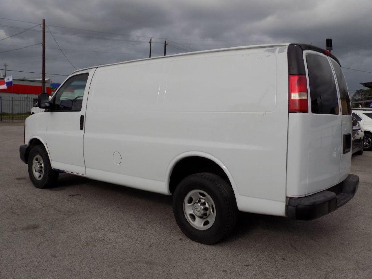 2013 WHITE CHEVROLET EXPRESS G2500 (1GCWGFCAXD1) with an 4.8L engine, Automatic transmission, located at 830 E. Canino Rd., Houston, TX, 77037, (281) 405-0440, 38.358219, -81.729942 - ENGANCHE $1900 TAXAS NO INCLUIDAS PRE APPROVACION FACIL, RAPIDA.... PROCESSO RAPIDO LLAMA O VISITANOS HOY MISMO ESTAMOS LOCALIZADOS EN EL 830 E. CANINO RD (ESQUINA CON AIRLINE) HOUSTON, TEXAS 777037 SU TRABAJO ES SU CREDITO!! ENTRE CAMINANDO Y SALGA MANEJANDO! LLAME YA AL (281) - Photo#5