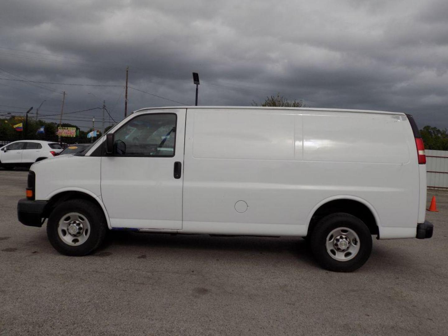 2013 WHITE CHEVROLET EXPRESS G2500 (1GCWGFCAXD1) with an 4.8L engine, Automatic transmission, located at 830 E. Canino Rd., Houston, TX, 77037, (281) 405-0440, 38.358219, -81.729942 - ENGANCHE $1900 TAXAS NO INCLUIDAS PRE APPROVACION FACIL, RAPIDA.... PROCESSO RAPIDO LLAMA O VISITANOS HOY MISMO ESTAMOS LOCALIZADOS EN EL 830 E. CANINO RD (ESQUINA CON AIRLINE) HOUSTON, TEXAS 777037 SU TRABAJO ES SU CREDITO!! ENTRE CAMINANDO Y SALGA MANEJANDO! LLAME YA AL (281) - Photo#6