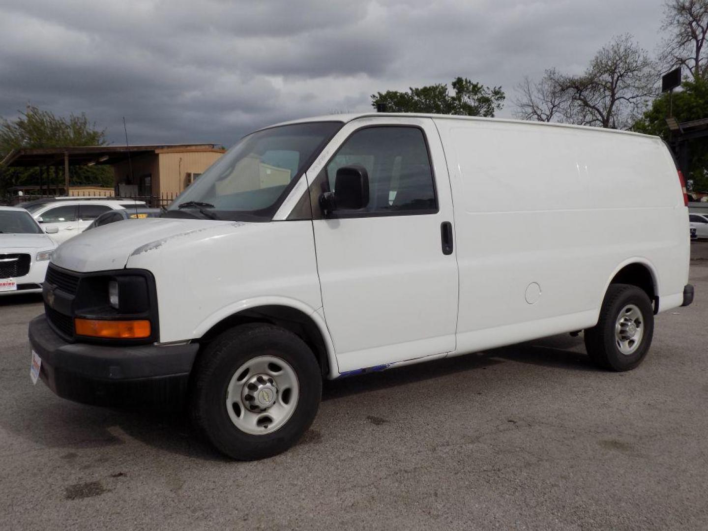 2013 WHITE CHEVROLET EXPRESS G2500 (1GCWGFCAXD1) with an 4.8L engine, Automatic transmission, located at 830 E. Canino Rd., Houston, TX, 77037, (281) 405-0440, 38.358219, -81.729942 - ENGANCHE $1900 TAXAS NO INCLUIDAS PRE APPROVACION FACIL, RAPIDA.... PROCESSO RAPIDO LLAMA O VISITANOS HOY MISMO ESTAMOS LOCALIZADOS EN EL 830 E. CANINO RD (ESQUINA CON AIRLINE) HOUSTON, TEXAS 777037 SU TRABAJO ES SU CREDITO!! ENTRE CAMINANDO Y SALGA MANEJANDO! LLAME YA AL (281) - Photo#7