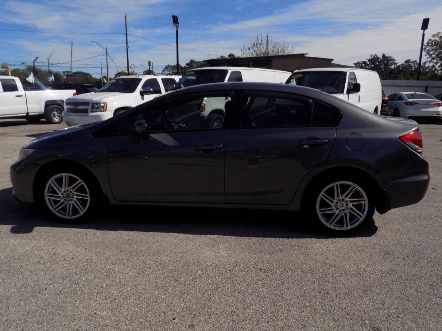 2015 GRAY HONDA CIVIC LX (19XFB2F56FE) with an 1.8L engine, Continuously Variable transmission, located at 830 E. Canino Rd., Houston, TX, 77037, (281) 405-0440, 38.358219, -81.729942 - VENGA A VISITARNOS A CANINO AUTO SALES. ENTRE CAMINANDO Y SALGA MANEJANDO. APROVACION GARANTIZADA CON REQUISITOS MINIMOS! PREGUNTEN POR JESSICA, MAY, O CARRIE PARA SU APROBACION SEGURA. ??830 E CANINO RD HOUSTON TX 77037 ??(281) 405-0440 come visit us today!! walk in/ drive out in minutes! - Photo#7