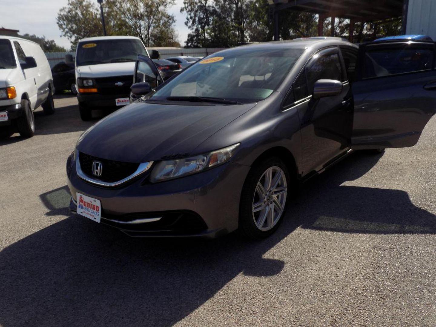 2015 GRAY HONDA CIVIC LX (19XFB2F56FE) with an 1.8L engine, Continuously Variable transmission, located at 830 E. Canino Rd., Houston, TX, 77037, (281) 405-0440, 38.358219, -81.729942 - VENGA A VISITARNOS A CANINO AUTO SALES. ENTRE CAMINANDO Y SALGA MANEJANDO. APROVACION GARANTIZADA CON REQUISITOS MINIMOS! PREGUNTEN POR JESSICA, MAY, O CARRIE PARA SU APROBACION SEGURA. ??830 E CANINO RD HOUSTON TX 77037 ??(281) 405-0440 come visit us today!! walk in/ drive out in minutes! - Photo#8