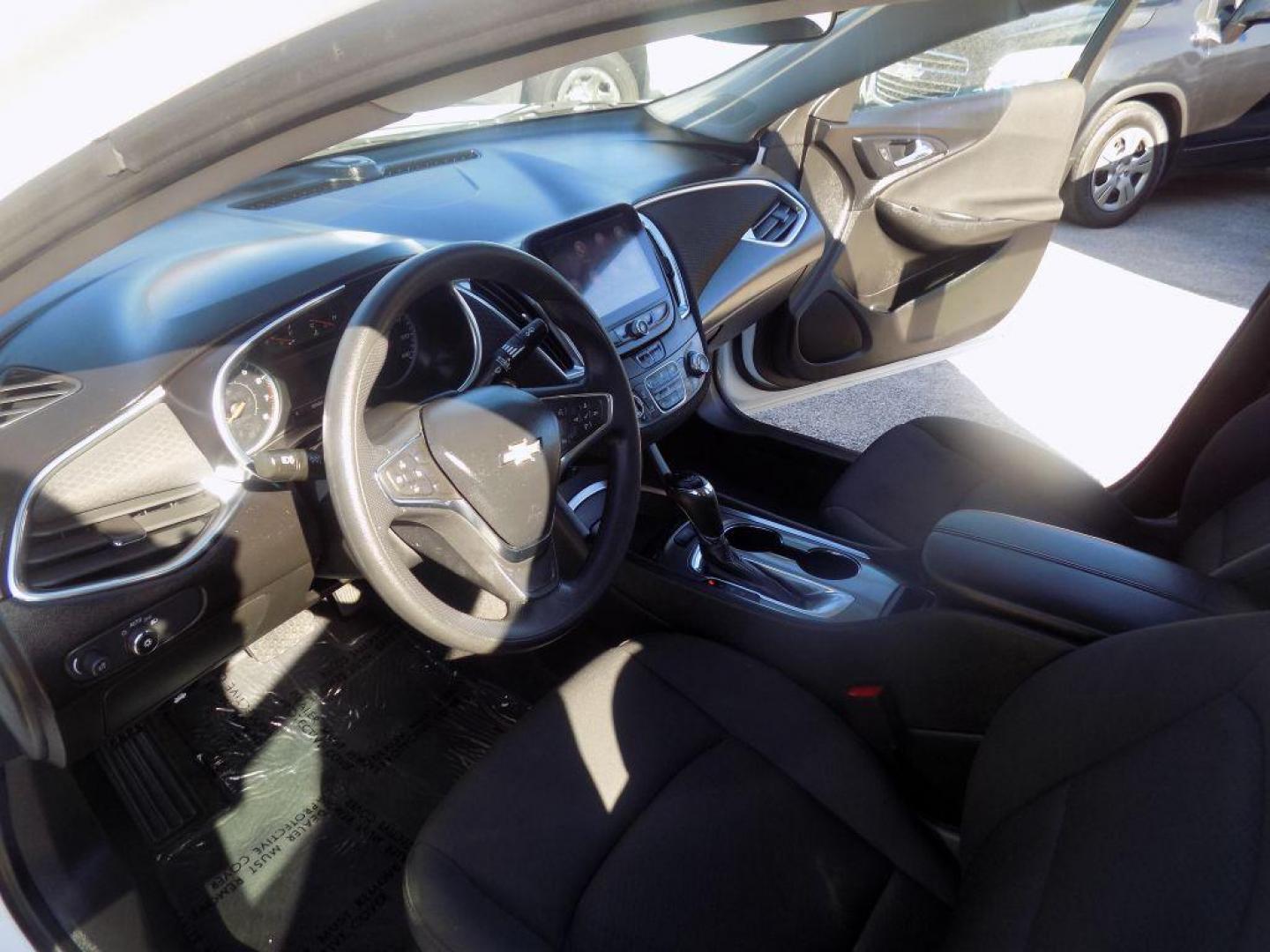 2020 WHITE CHEVROLET MALIBU LT (1G1ZD5ST9LF) with an 1.5L engine, Continuously Variable transmission, located at 830 E. Canino Rd., Houston, TX, 77037, (281) 405-0440, 38.358219, -81.729942 - Photo#9