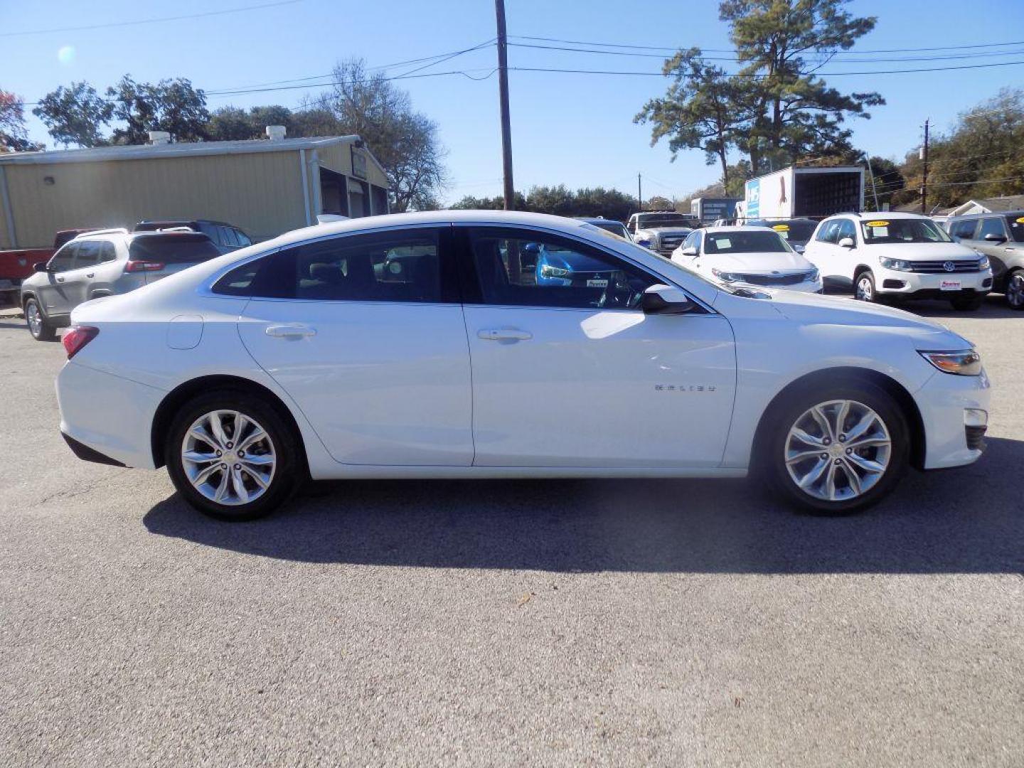 2020 WHITE CHEVROLET MALIBU LT (1G1ZD5ST9LF) with an 1.5L engine, Continuously Variable transmission, located at 830 E. Canino Rd., Houston, TX, 77037, (281) 405-0440, 38.358219, -81.729942 - Photo#2