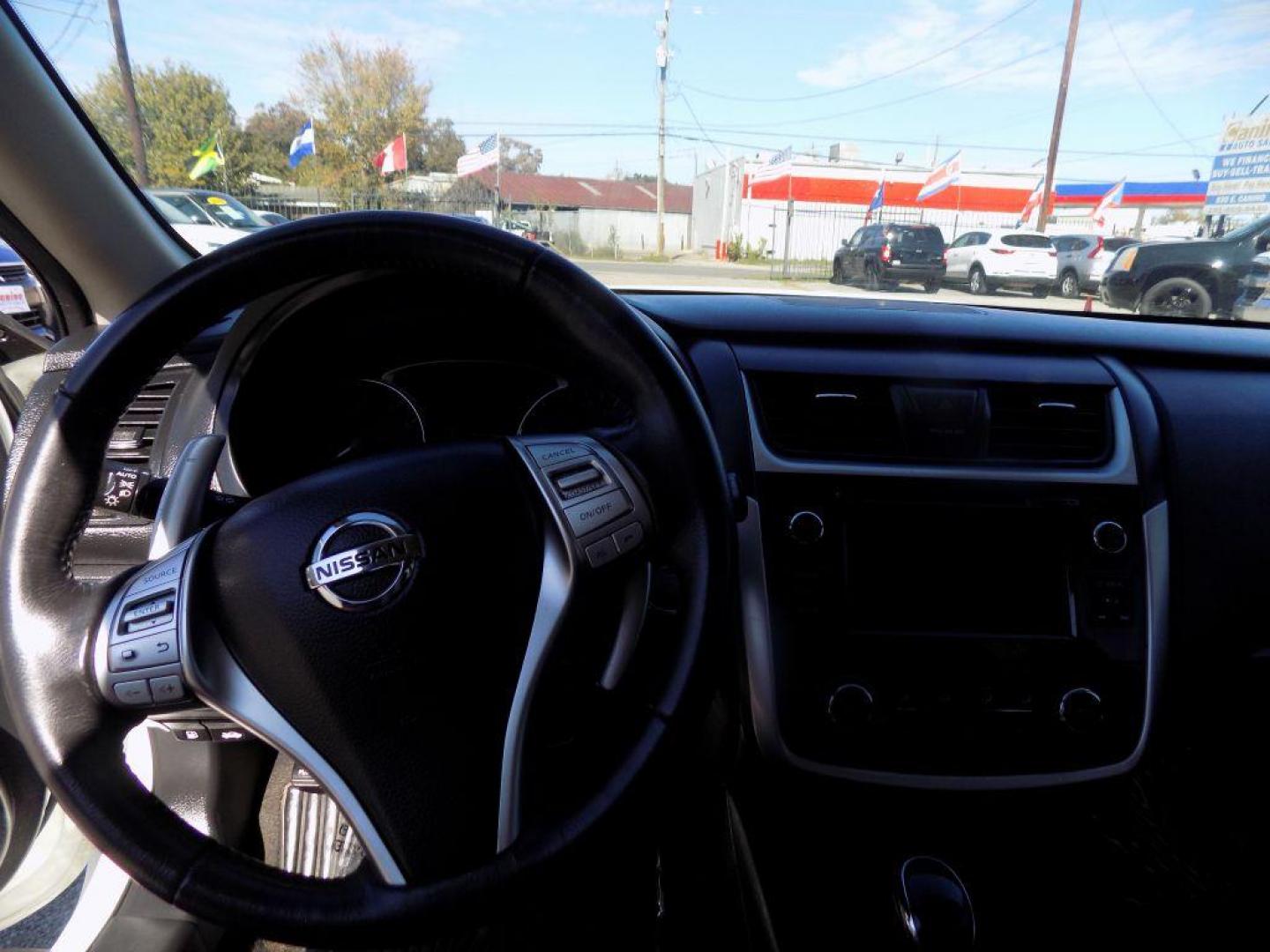 2018 WHITE NISSAN ALTIMA 2.5 (1N4AL3AP6JC) with an 2.5L engine, Continuously Variable transmission, located at 830 E. Canino Rd., Houston, TX, 77037, (281) 405-0440, 38.358219, -81.729942 - Photo#9