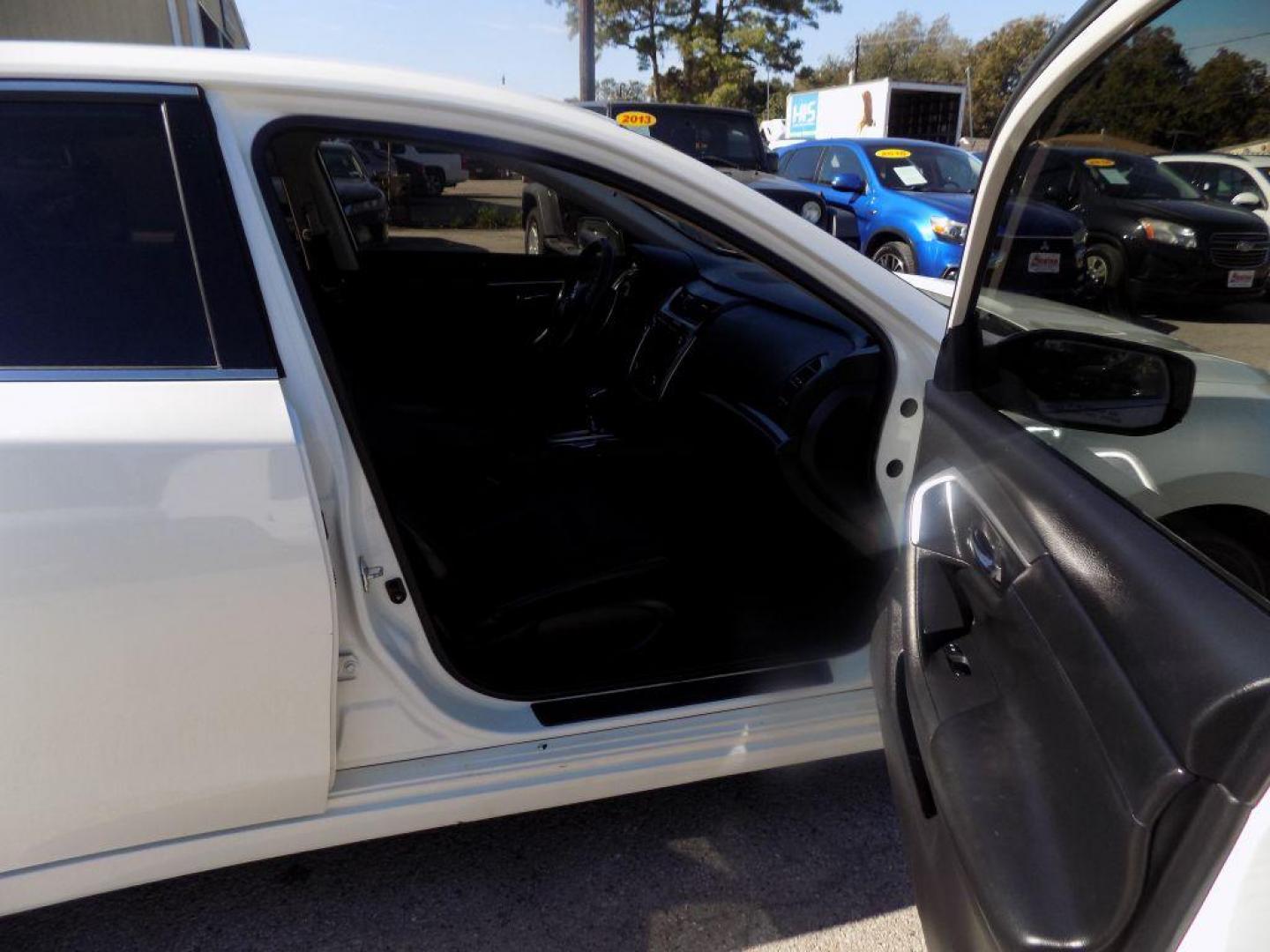 2018 WHITE NISSAN ALTIMA 2.5 (1N4AL3AP6JC) with an 2.5L engine, Continuously Variable transmission, located at 830 E. Canino Rd., Houston, TX, 77037, (281) 405-0440, 38.358219, -81.729942 - Photo#12