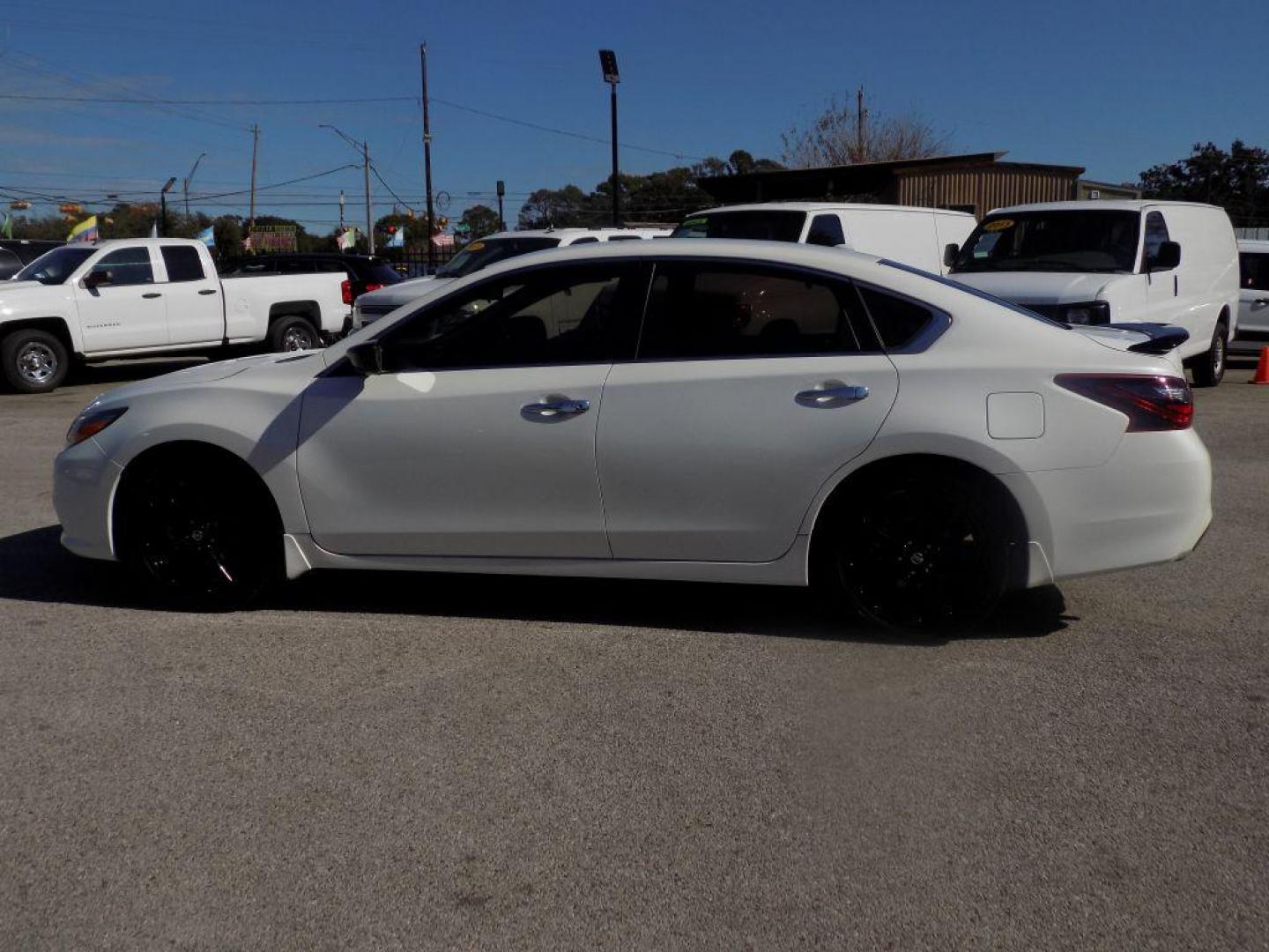 2018 WHITE NISSAN ALTIMA 2.5 (1N4AL3AP6JC) with an 2.5L engine, Continuously Variable transmission, located at 830 E. Canino Rd., Houston, TX, 77037, (281) 405-0440, 38.358219, -81.729942 - Photo#6