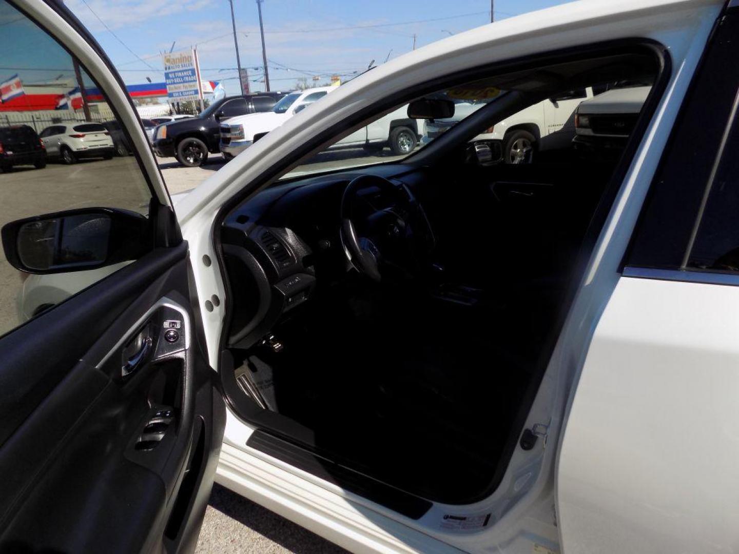 2018 WHITE NISSAN ALTIMA 2.5 (1N4AL3AP6JC) with an 2.5L engine, Continuously Variable transmission, located at 830 E. Canino Rd., Houston, TX, 77037, (281) 405-0440, 38.358219, -81.729942 - Photo#7