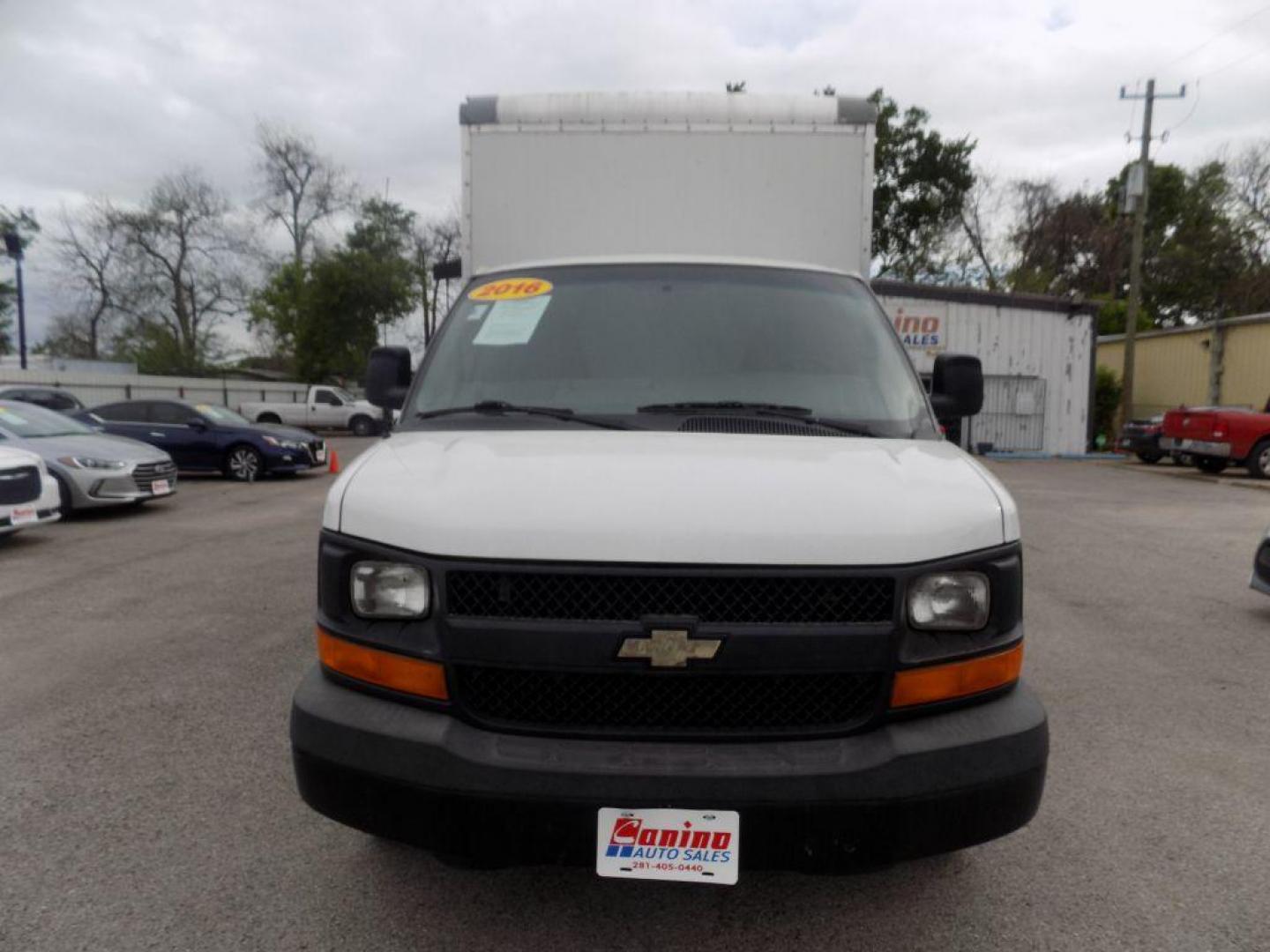 2016 WHITE CHEVROLET EXPRESS G3500 (1GB0GRFF4G1) with an 4.8L engine, Automatic transmission, located at 830 E. Canino Rd., Houston, TX, 77037, (281) 405-0440, 38.358219, -81.729942 - PRE APPROVACION FACIL RAPIDA Y GRATIS! PROCESSO RAPIDO VENGA A VISITARNOS A CANINO AUTO SALES. ENTRE CAMINANDO Y SALGA MANEJANDO. APROVACION GARANTIZADA CON REQUISITOS MINIMOS! PREGUNTEN POR JESSICA, MAY, O CARRIE PARA SU APROBACION SEGURA. ??830 E CANINO RD HOUSTON TX 77037 ??(281) 405 - Photo#0