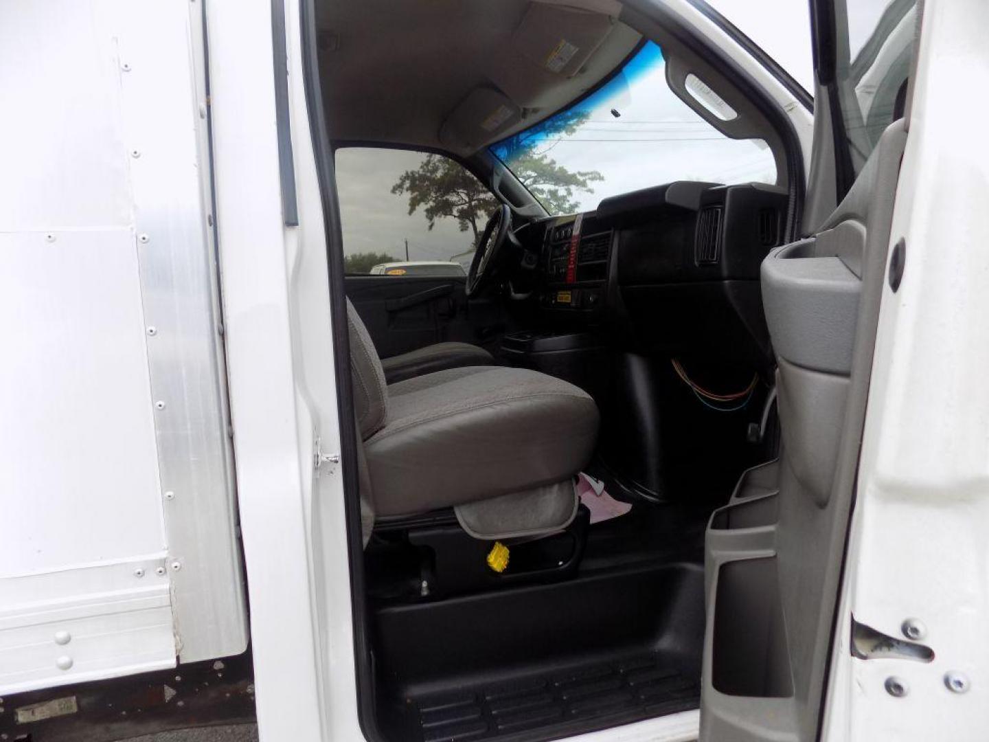 2016 WHITE CHEVROLET EXPRESS G3500 (1GB0GRFF4G1) with an 4.8L engine, Automatic transmission, located at 830 E. Canino Rd., Houston, TX, 77037, (281) 405-0440, 38.358219, -81.729942 - PRE APPROVACION FACIL RAPIDA Y GRATIS! PROCESSO RAPIDO VENGA A VISITARNOS A CANINO AUTO SALES. ENTRE CAMINANDO Y SALGA MANEJANDO. APROVACION GARANTIZADA CON REQUISITOS MINIMOS! PREGUNTEN POR JESSICA, MAY, O CARRIE PARA SU APROBACION SEGURA. ??830 E CANINO RD HOUSTON TX 77037 ??(281) 405 - Photo#11