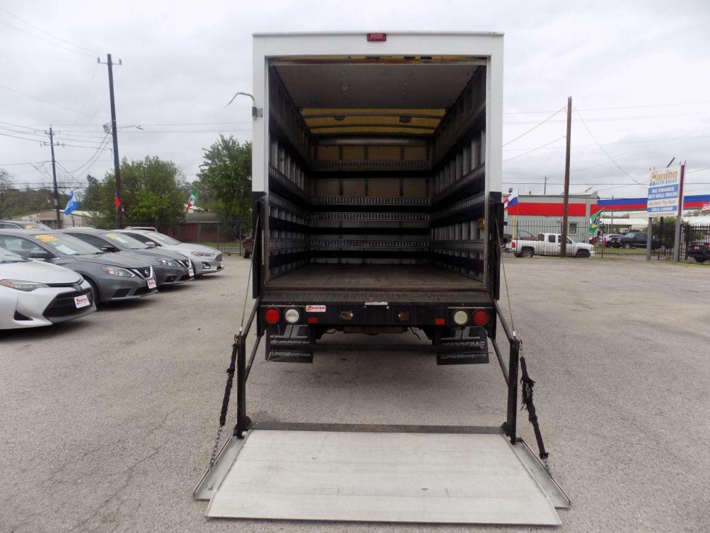 2016 WHITE CHEVROLET EXPRESS G3500 (1GB0GRFF4G1) with an 4.8L engine, Automatic transmission, located at 830 E. Canino Rd., Houston, TX, 77037, (281) 405-0440, 38.358219, -81.729942 - PRE APPROVACION FACIL RAPIDA Y GRATIS! PROCESSO RAPIDO VENGA A VISITARNOS A CANINO AUTO SALES. ENTRE CAMINANDO Y SALGA MANEJANDO. APROVACION GARANTIZADA CON REQUISITOS MINIMOS! PREGUNTEN POR JESSICA, MAY, O CARRIE PARA SU APROBACION SEGURA. ??830 E CANINO RD HOUSTON TX 77037 ??(281) 405 - Photo#13