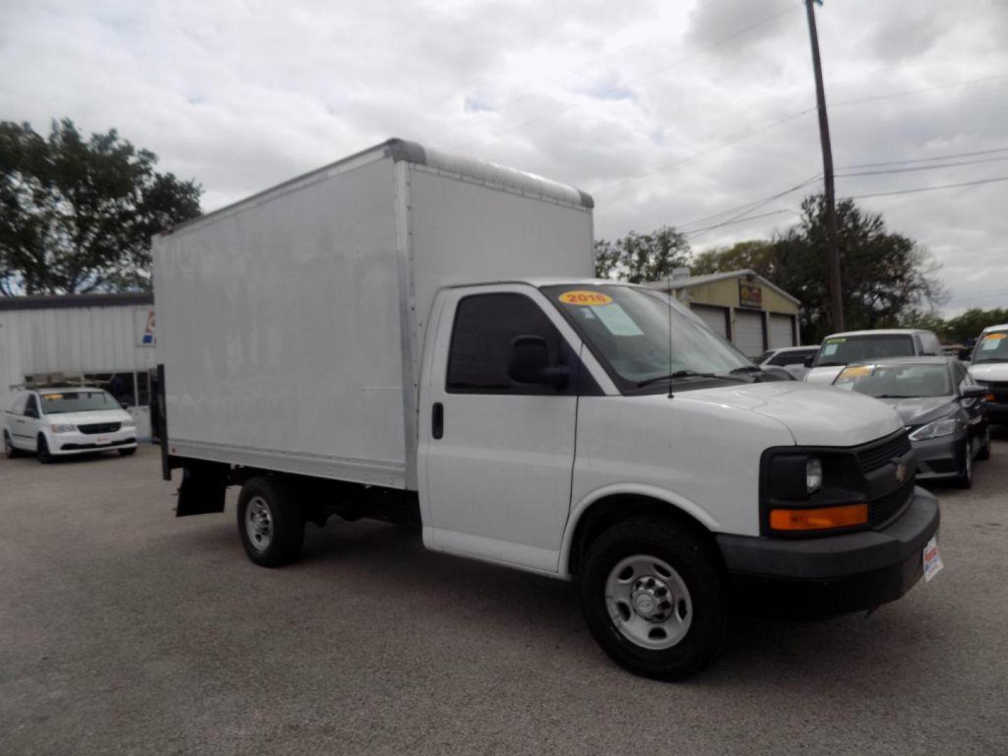 2016 WHITE CHEVROLET EXPRESS G3500 (1GB0GRFF4G1) with an 4.8L engine, Automatic transmission, located at 830 E. Canino Rd., Houston, TX, 77037, (281) 405-0440, 38.358219, -81.729942 - PRE APPROVACION FACIL RAPIDA Y GRATIS! PROCESSO RAPIDO VENGA A VISITARNOS A CANINO AUTO SALES. ENTRE CAMINANDO Y SALGA MANEJANDO. APROVACION GARANTIZADA CON REQUISITOS MINIMOS! PREGUNTEN POR JESSICA, MAY, O CARRIE PARA SU APROBACION SEGURA. ??830 E CANINO RD HOUSTON TX 77037 ??(281) 405 - Photo#1