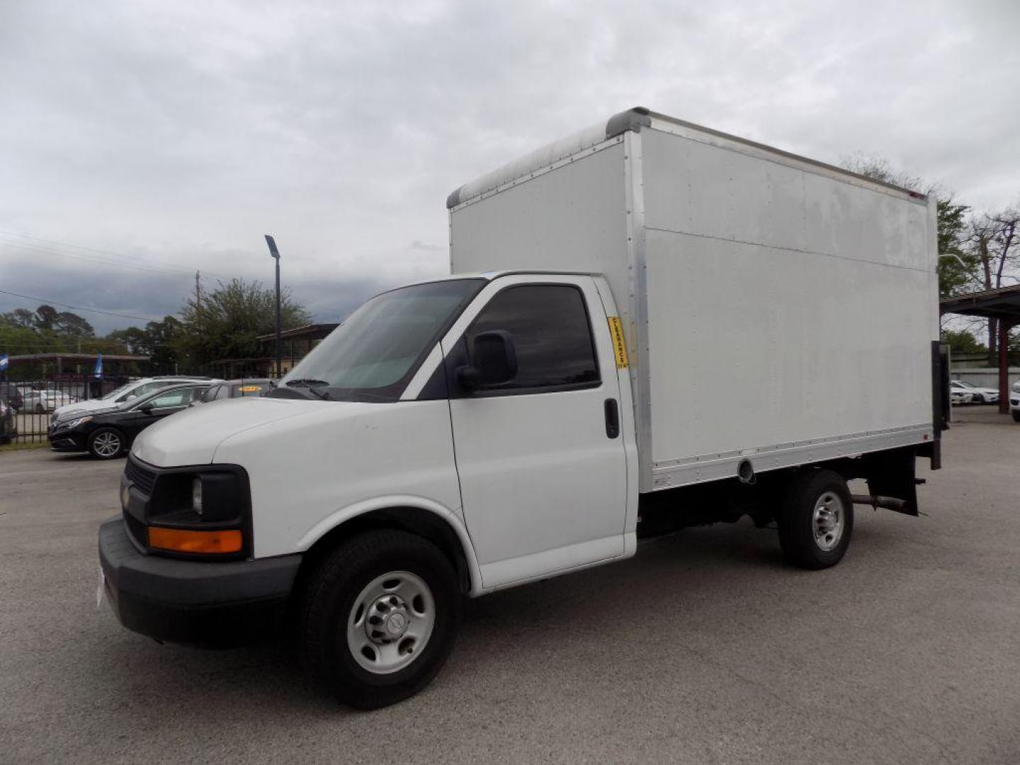 2016 WHITE CHEVROLET EXPRESS G3500 (1GB0GRFF4G1) with an 4.8L engine, Automatic transmission, located at 830 E. Canino Rd., Houston, TX, 77037, (281) 405-0440, 38.358219, -81.729942 - PRE APPROVACION FACIL RAPIDA Y GRATIS! PROCESSO RAPIDO VENGA A VISITARNOS A CANINO AUTO SALES. ENTRE CAMINANDO Y SALGA MANEJANDO. APROVACION GARANTIZADA CON REQUISITOS MINIMOS! PREGUNTEN POR JESSICA, MAY, O CARRIE PARA SU APROBACION SEGURA. ??830 E CANINO RD HOUSTON TX 77037 ??(281) 405 - Photo#2