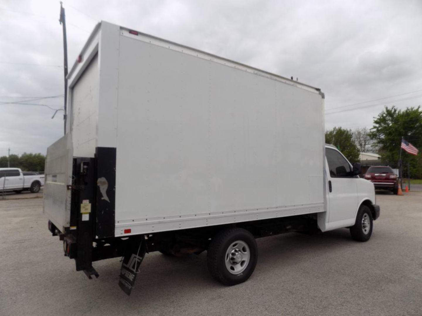 2016 WHITE CHEVROLET EXPRESS G3500 (1GB0GRFF4G1) with an 4.8L engine, Automatic transmission, located at 830 E. Canino Rd., Houston, TX, 77037, (281) 405-0440, 38.358219, -81.729942 - PRE APPROVACION FACIL RAPIDA Y GRATIS! PROCESSO RAPIDO VENGA A VISITARNOS A CANINO AUTO SALES. ENTRE CAMINANDO Y SALGA MANEJANDO. APROVACION GARANTIZADA CON REQUISITOS MINIMOS! PREGUNTEN POR JESSICA, MAY, O CARRIE PARA SU APROBACION SEGURA. ??830 E CANINO RD HOUSTON TX 77037 ??(281) 405 - Photo#3