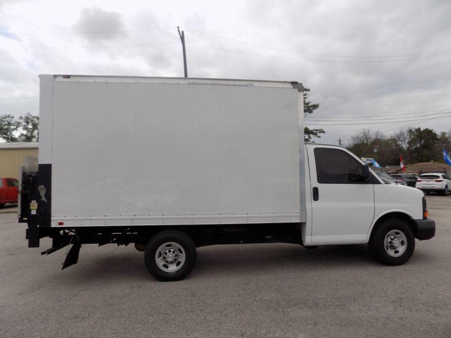 2016 WHITE CHEVROLET EXPRESS G3500 (1GB0GRFF4G1) with an 4.8L engine, Automatic transmission, located at 830 E. Canino Rd., Houston, TX, 77037, (281) 405-0440, 38.358219, -81.729942 - PRE APPROVACION FACIL RAPIDA Y GRATIS! PROCESSO RAPIDO VENGA A VISITARNOS A CANINO AUTO SALES. ENTRE CAMINANDO Y SALGA MANEJANDO. APROVACION GARANTIZADA CON REQUISITOS MINIMOS! PREGUNTEN POR JESSICA, MAY, O CARRIE PARA SU APROBACION SEGURA. ??830 E CANINO RD HOUSTON TX 77037 ??(281) 405 - Photo#4