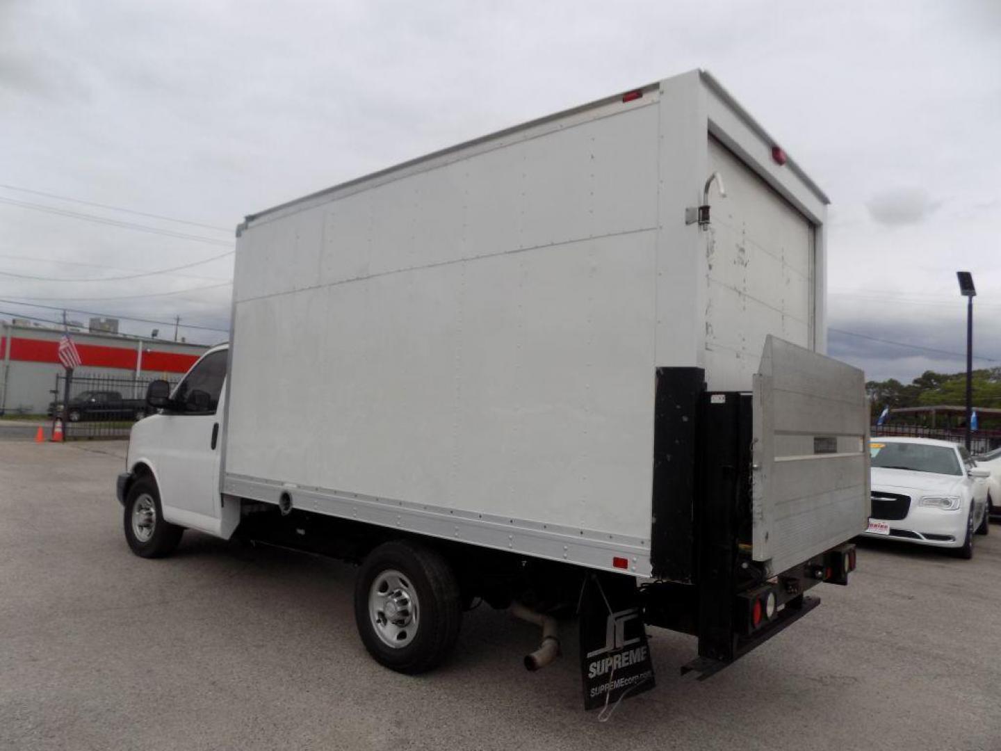 2016 WHITE CHEVROLET EXPRESS G3500 (1GB0GRFF4G1) with an 4.8L engine, Automatic transmission, located at 830 E. Canino Rd., Houston, TX, 77037, (281) 405-0440, 38.358219, -81.729942 - PRE APPROVACION FACIL RAPIDA Y GRATIS! PROCESSO RAPIDO VENGA A VISITARNOS A CANINO AUTO SALES. ENTRE CAMINANDO Y SALGA MANEJANDO. APROVACION GARANTIZADA CON REQUISITOS MINIMOS! PREGUNTEN POR JESSICA, MAY, O CARRIE PARA SU APROBACION SEGURA. ??830 E CANINO RD HOUSTON TX 77037 ??(281) 405 - Photo#6