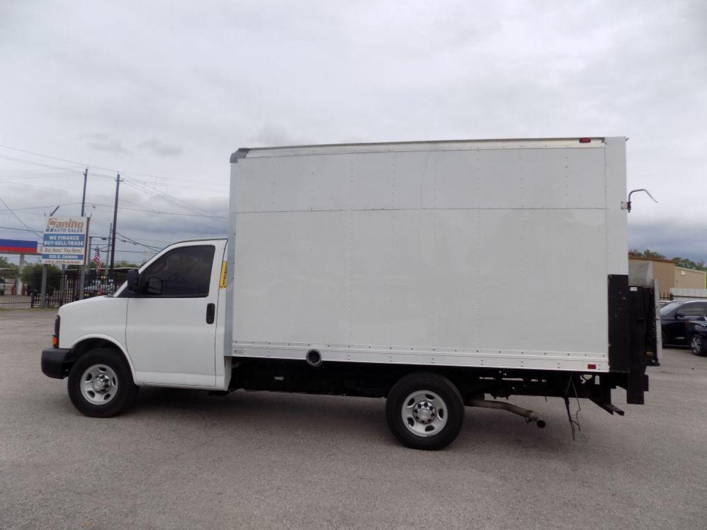 2016 WHITE CHEVROLET EXPRESS G3500 (1GB0GRFF4G1) with an 4.8L engine, Automatic transmission, located at 830 E. Canino Rd., Houston, TX, 77037, (281) 405-0440, 38.358219, -81.729942 - PRE APPROVACION FACIL RAPIDA Y GRATIS! PROCESSO RAPIDO VENGA A VISITARNOS A CANINO AUTO SALES. ENTRE CAMINANDO Y SALGA MANEJANDO. APROVACION GARANTIZADA CON REQUISITOS MINIMOS! PREGUNTEN POR JESSICA, MAY, O CARRIE PARA SU APROBACION SEGURA. ??830 E CANINO RD HOUSTON TX 77037 ??(281) 405 - Photo#7