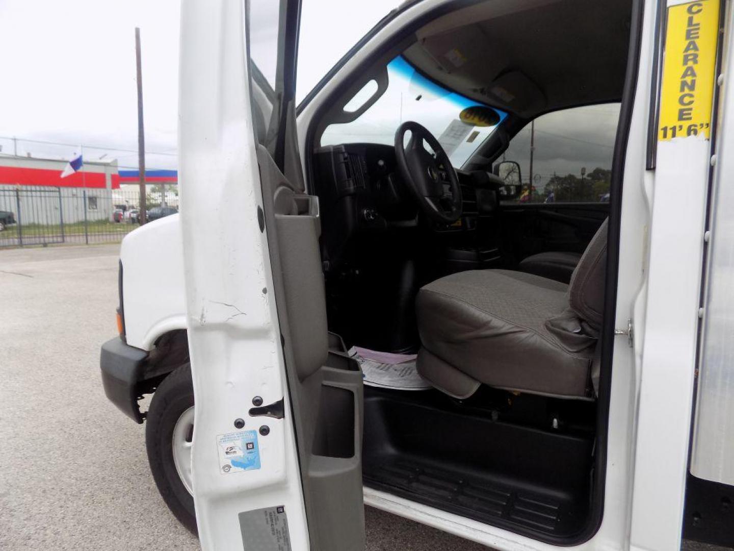 2016 WHITE CHEVROLET EXPRESS G3500 (1GB0GRFF4G1) with an 4.8L engine, Automatic transmission, located at 830 E. Canino Rd., Houston, TX, 77037, (281) 405-0440, 38.358219, -81.729942 - PRE APPROVACION FACIL RAPIDA Y GRATIS! PROCESSO RAPIDO VENGA A VISITARNOS A CANINO AUTO SALES. ENTRE CAMINANDO Y SALGA MANEJANDO. APROVACION GARANTIZADA CON REQUISITOS MINIMOS! PREGUNTEN POR JESSICA, MAY, O CARRIE PARA SU APROBACION SEGURA. ??830 E CANINO RD HOUSTON TX 77037 ??(281) 405 - Photo#8