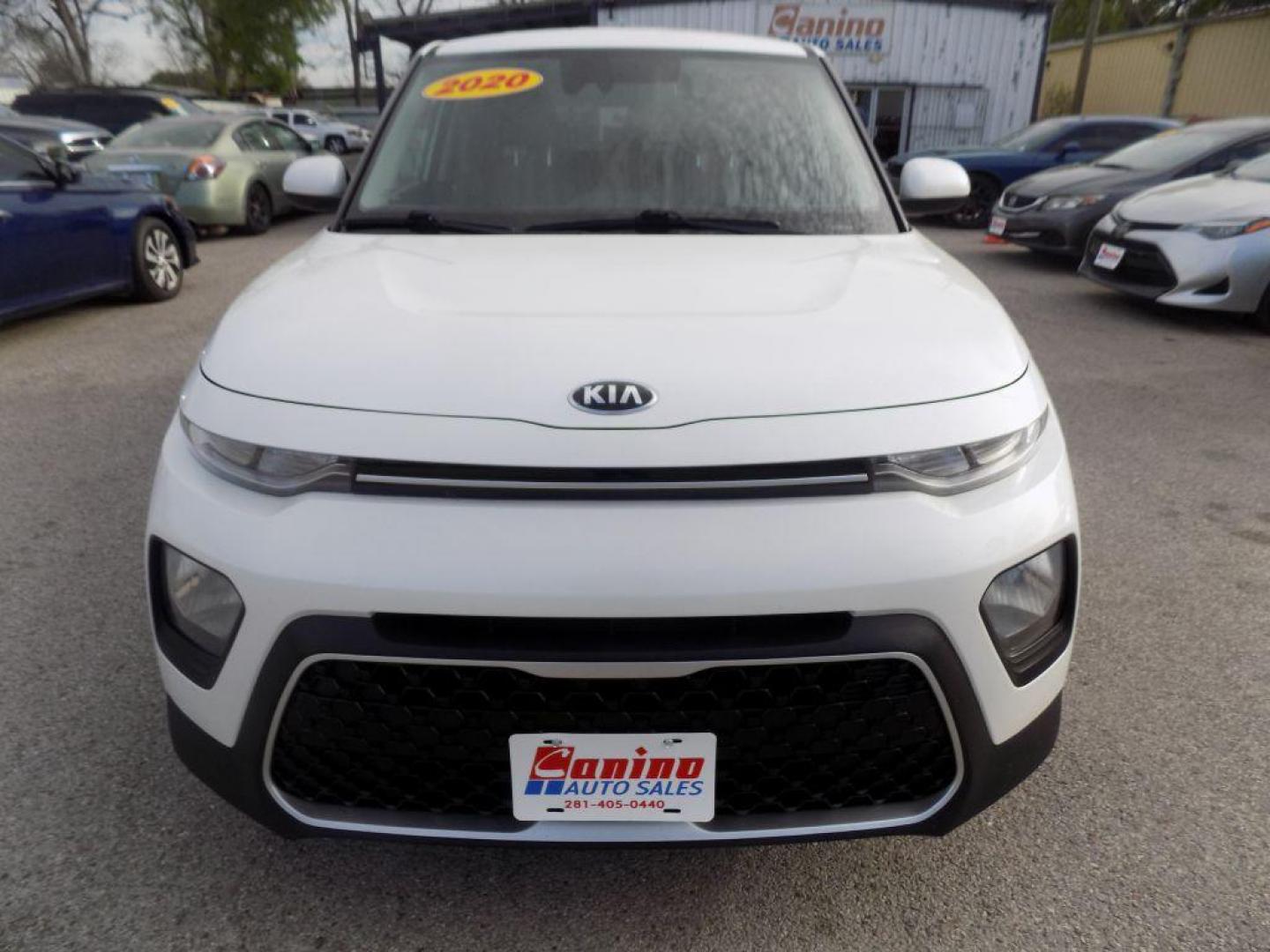 2020 WHITE KIA SOUL LX (KNDJ23AUXL7) with an 2.0L engine, Automatic transmission, located at 830 E. Canino Rd., Houston, TX, 77037, (281) 405-0440, 38.358219, -81.729942 - VENGA A VISITARNOS A CANINO AUTO SALES. ENTRE CAMINANDO Y SALGA MANEJANDO. APROVACION GARANTIZADA CON REQUISITOS MINIMOS! PREGUNTEN POR JESSICA, MAY, O CARRIE PARA SU APROBACION SEGURA. ??830 E CANINO RD HOUSTON TX 77037 ??(281) 405-0440 come visit us today!! walk in/ drive out in minutes! - Photo#0