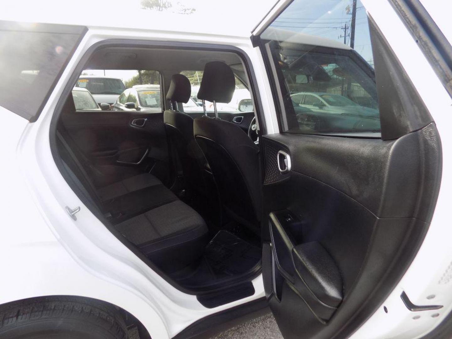 2020 WHITE KIA SOUL LX (KNDJ23AUXL7) with an 2.0L engine, Automatic transmission, located at 830 E. Canino Rd., Houston, TX, 77037, (281) 405-0440, 38.358219, -81.729942 - VENGA A VISITARNOS A CANINO AUTO SALES. ENTRE CAMINANDO Y SALGA MANEJANDO. APROVACION GARANTIZADA CON REQUISITOS MINIMOS! PREGUNTEN POR JESSICA, MAY, O CARRIE PARA SU APROBACION SEGURA. ??830 E CANINO RD HOUSTON TX 77037 ??(281) 405-0440 come visit us today!! walk in/ drive out in minutes! - Photo#11