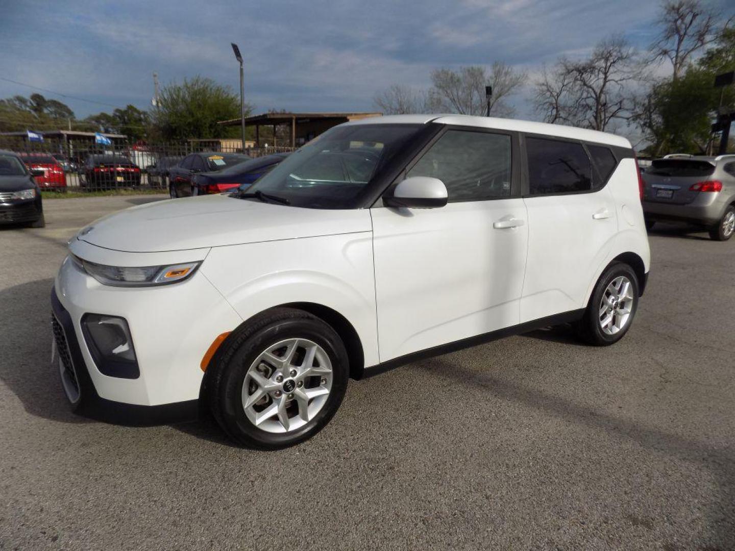 2020 WHITE KIA SOUL LX (KNDJ23AUXL7) with an 2.0L engine, Automatic transmission, located at 830 E. Canino Rd., Houston, TX, 77037, (281) 405-0440, 38.358219, -81.729942 - VENGA A VISITARNOS A CANINO AUTO SALES. ENTRE CAMINANDO Y SALGA MANEJANDO. APROVACION GARANTIZADA CON REQUISITOS MINIMOS! PREGUNTEN POR JESSICA, MAY, O CARRIE PARA SU APROBACION SEGURA. ??830 E CANINO RD HOUSTON TX 77037 ??(281) 405-0440 come visit us today!! walk in/ drive out in minutes! - Photo#1