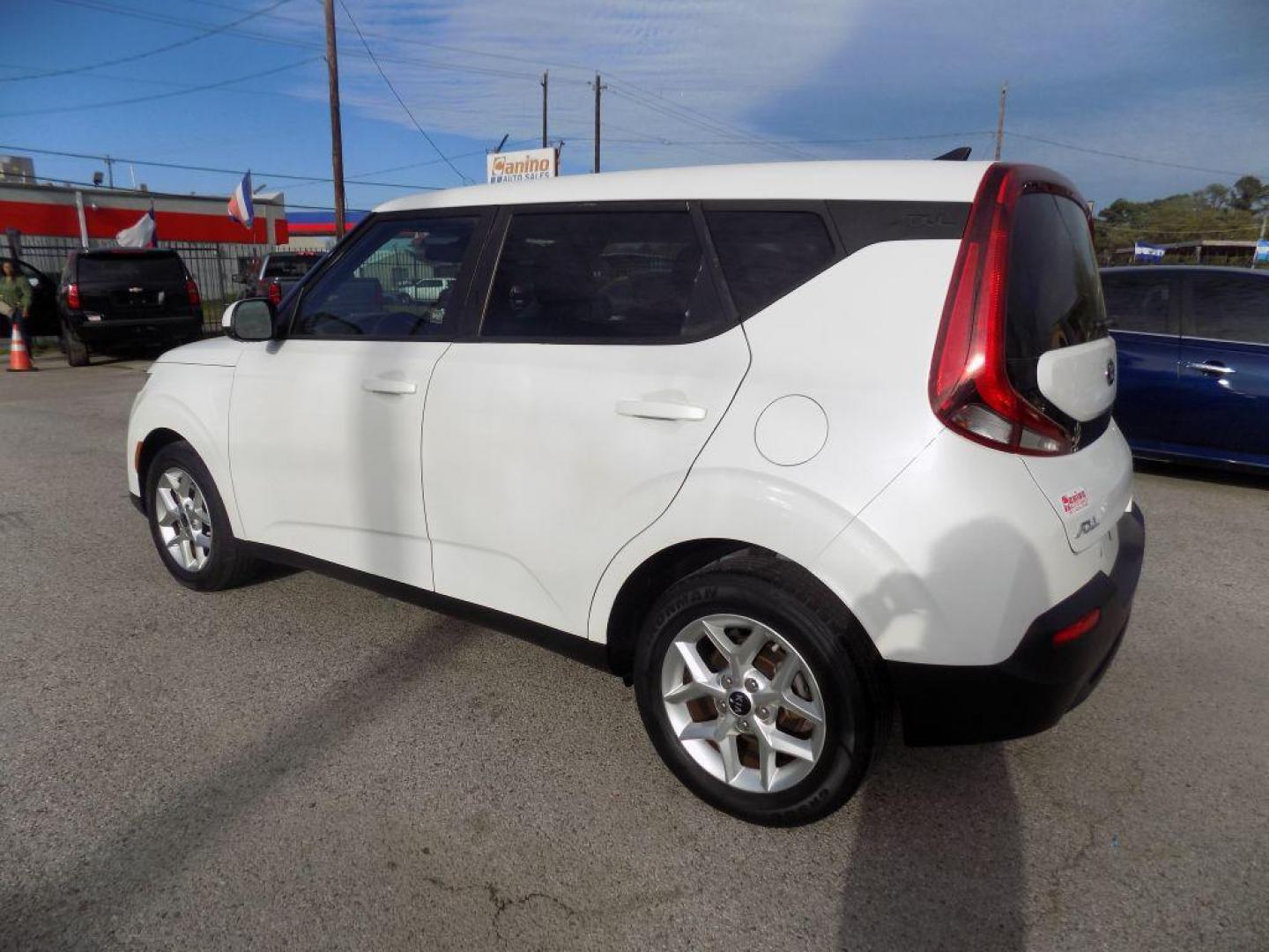 2020 WHITE KIA SOUL LX (KNDJ23AUXL7) with an 2.0L engine, Automatic transmission, located at 830 E. Canino Rd., Houston, TX, 77037, (281) 405-0440, 38.358219, -81.729942 - VENGA A VISITARNOS A CANINO AUTO SALES. ENTRE CAMINANDO Y SALGA MANEJANDO. APROVACION GARANTIZADA CON REQUISITOS MINIMOS! PREGUNTEN POR JESSICA, MAY, O CARRIE PARA SU APROBACION SEGURA. ??830 E CANINO RD HOUSTON TX 77037 ??(281) 405-0440 come visit us today!! walk in/ drive out in minutes! - Photo#2