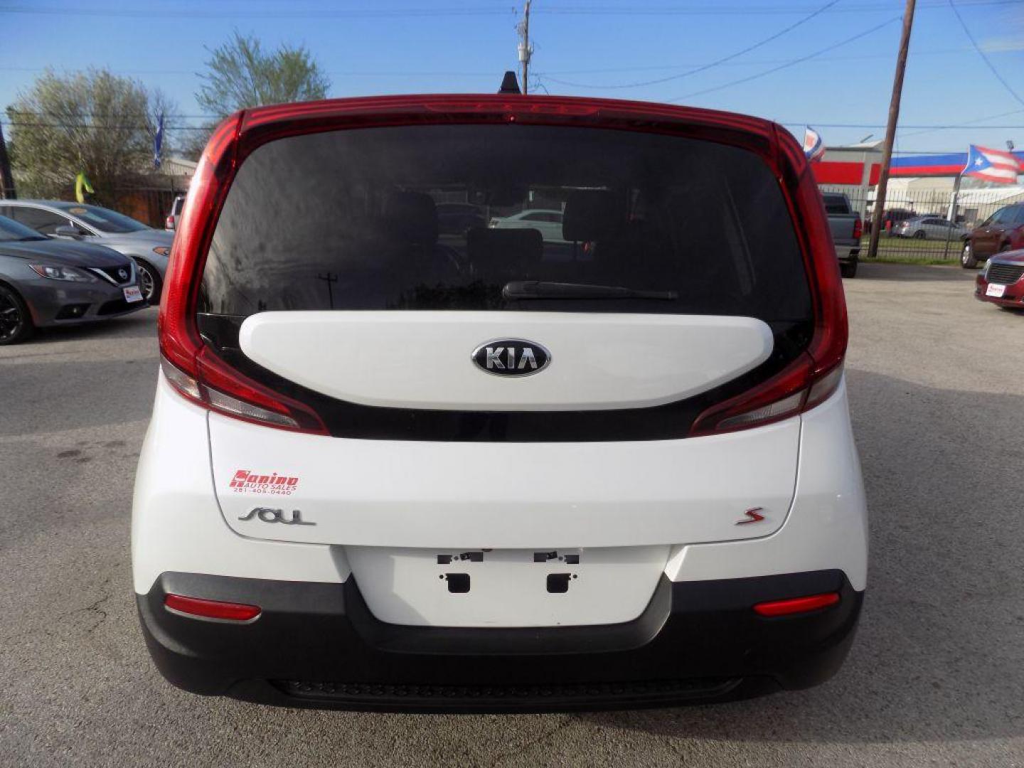 2020 WHITE KIA SOUL LX (KNDJ23AUXL7) with an 2.0L engine, Automatic transmission, located at 830 E. Canino Rd., Houston, TX, 77037, (281) 405-0440, 38.358219, -81.729942 - VENGA A VISITARNOS A CANINO AUTO SALES. ENTRE CAMINANDO Y SALGA MANEJANDO. APROVACION GARANTIZADA CON REQUISITOS MINIMOS! PREGUNTEN POR JESSICA, MAY, O CARRIE PARA SU APROBACION SEGURA. ??830 E CANINO RD HOUSTON TX 77037 ??(281) 405-0440 come visit us today!! walk in/ drive out in minutes! - Photo#3