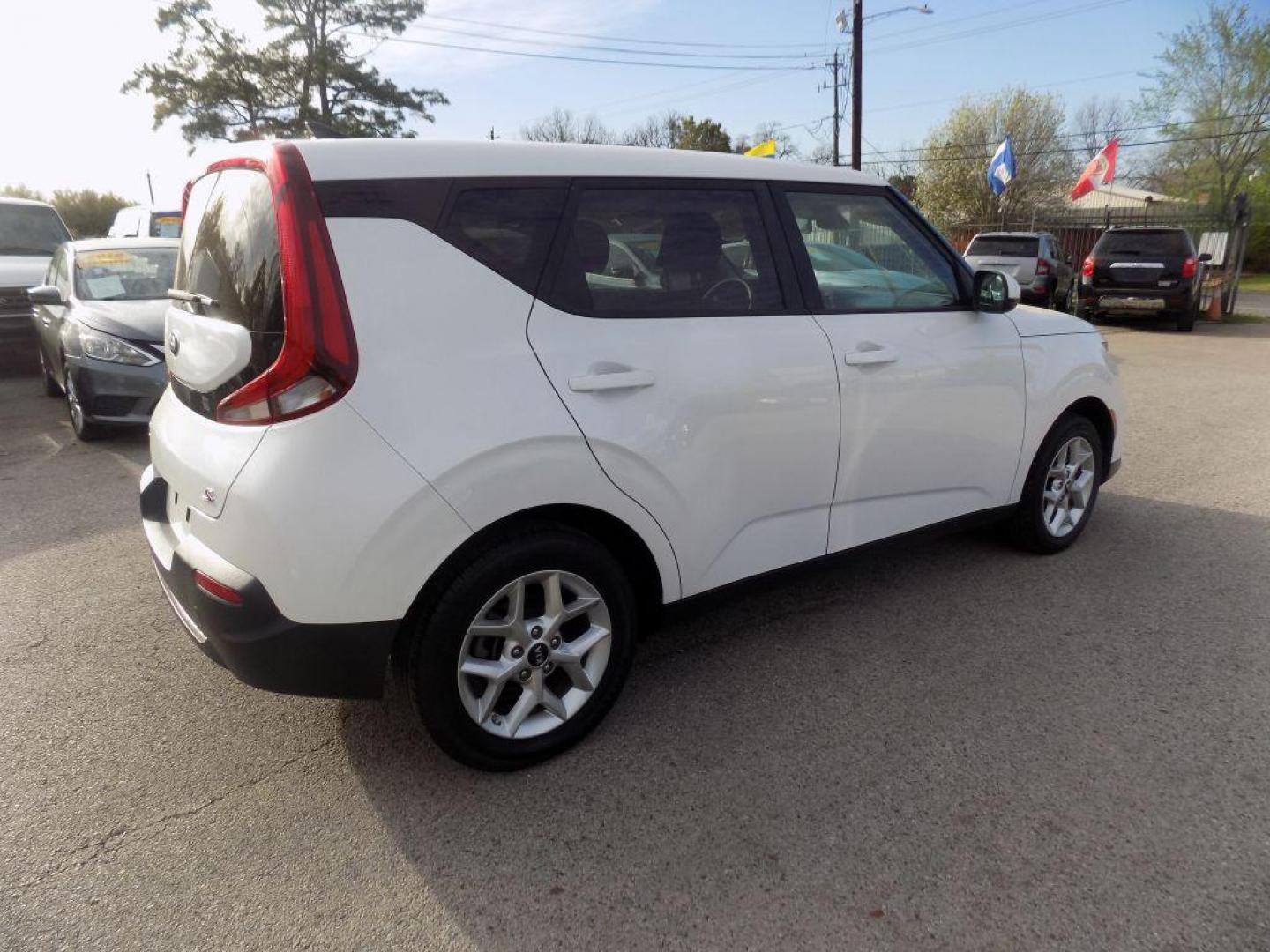 2020 WHITE KIA SOUL LX (KNDJ23AUXL7) with an 2.0L engine, Automatic transmission, located at 830 E. Canino Rd., Houston, TX, 77037, (281) 405-0440, 38.358219, -81.729942 - VENGA A VISITARNOS A CANINO AUTO SALES. ENTRE CAMINANDO Y SALGA MANEJANDO. APROVACION GARANTIZADA CON REQUISITOS MINIMOS! PREGUNTEN POR JESSICA, MAY, O CARRIE PARA SU APROBACION SEGURA. ??830 E CANINO RD HOUSTON TX 77037 ??(281) 405-0440 come visit us today!! walk in/ drive out in minutes! - Photo#4