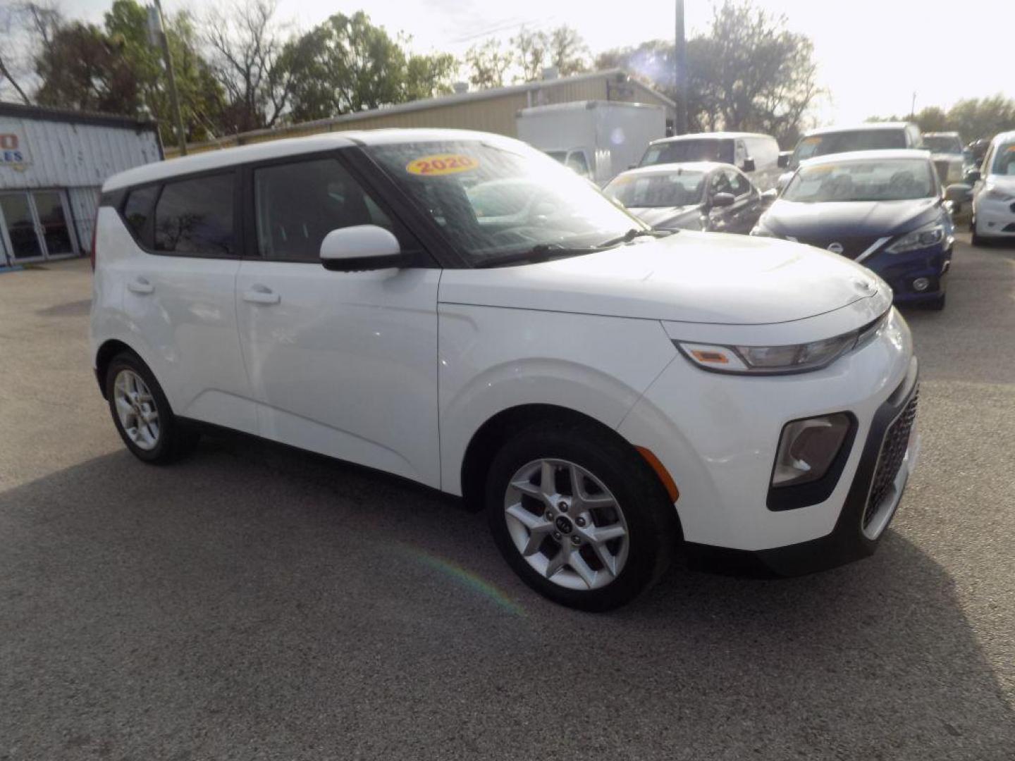 2020 WHITE KIA SOUL LX (KNDJ23AUXL7) with an 2.0L engine, Automatic transmission, located at 830 E. Canino Rd., Houston, TX, 77037, (281) 405-0440, 38.358219, -81.729942 - VENGA A VISITARNOS A CANINO AUTO SALES. ENTRE CAMINANDO Y SALGA MANEJANDO. APROVACION GARANTIZADA CON REQUISITOS MINIMOS! PREGUNTEN POR JESSICA, MAY, O CARRIE PARA SU APROBACION SEGURA. ??830 E CANINO RD HOUSTON TX 77037 ??(281) 405-0440 come visit us today!! walk in/ drive out in minutes! - Photo#5