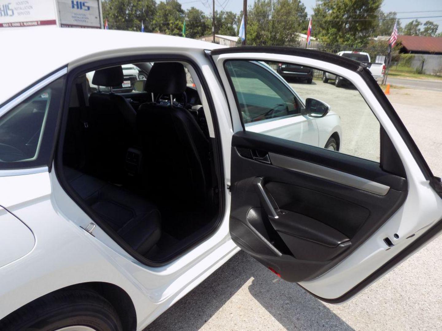 2020 WHITE VOLKSWAGEN PASSAT SE (1VWSA7A32LC) with an 2.0L engine, Automatic transmission, located at 830 E. Canino Rd., Houston, TX, 77037, (281) 405-0440, 38.358219, -81.729942 - Photo#10