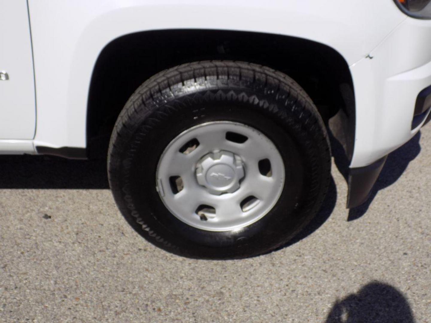 2019 WHITE CHEVROLET COLORADO (1GCHSBEA4K1) with an 2.5L engine, Automatic transmission, located at 830 E. Canino Rd., Houston, TX, 77037, (281) 405-0440, 38.358219, -81.729942 - Photo#9