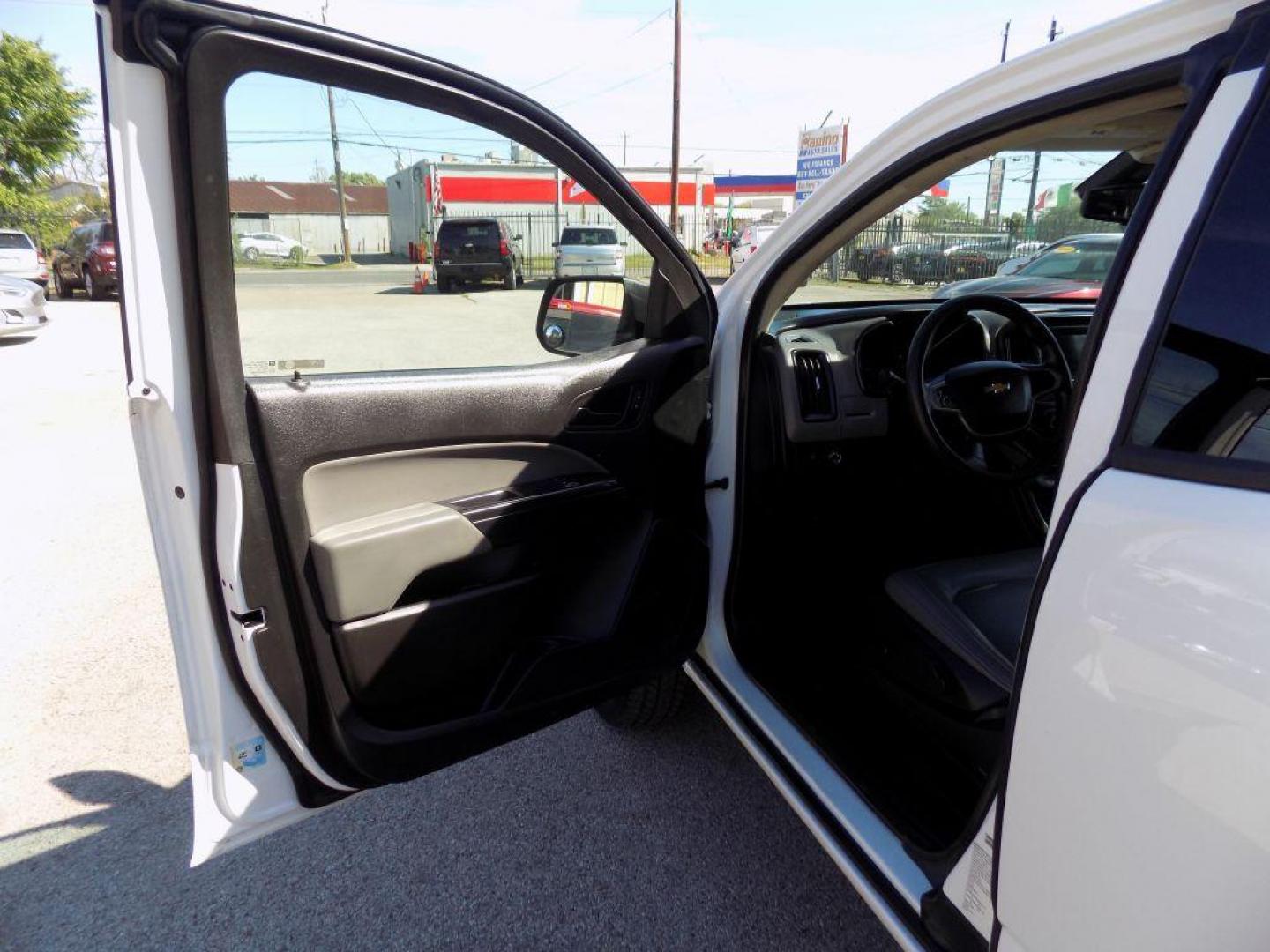 2019 WHITE CHEVROLET COLORADO (1GCHSBEA4K1) with an 2.5L engine, Automatic transmission, located at 830 E. Canino Rd., Houston, TX, 77037, (281) 405-0440, 38.358219, -81.729942 - Photo#15