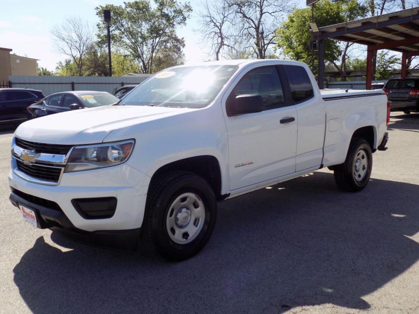 2019 WHITE CHEVROLET COLORADO (1GCHSBEA4K1) with an 2.5L engine, Automatic transmission, located at 830 E. Canino Rd., Houston, TX, 77037, (281) 405-0440, 38.358219, -81.729942 - Photo#3