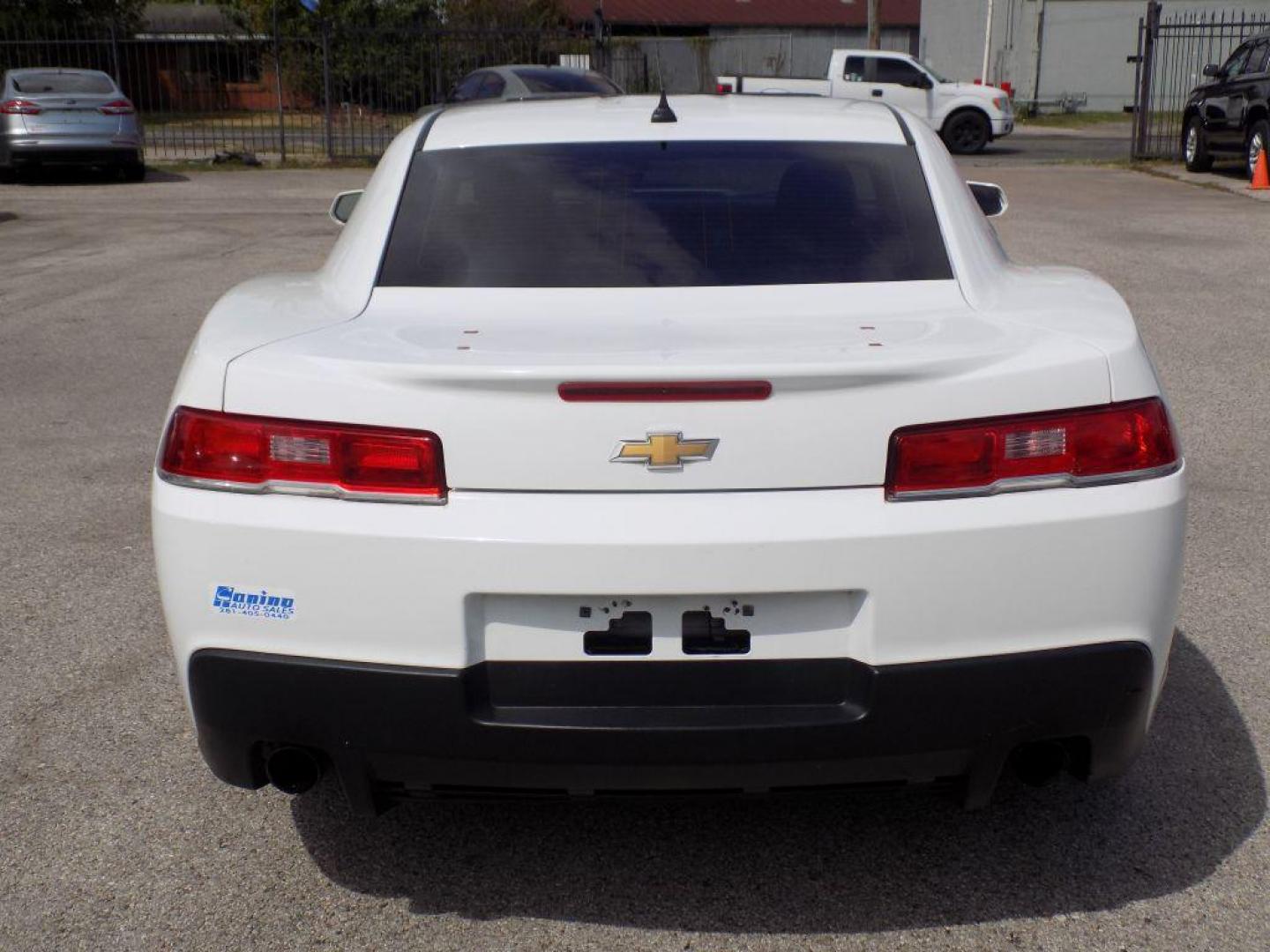 2015 WHITE CHEVROLET CAMARO LT (2G1FD1E3XF9) with an 3.6L engine, Automatic transmission, located at 830 E. Canino Rd., Houston, TX, 77037, (281) 405-0440, 38.358219, -81.729942 - PRE APPROVACION FACIL, RAPIDA.... PROCESSO RAPIDO LLAMA O VISITANOS HOY MISMO ESTAMOS LOCALIZADOS EN EL 830 E. CANINO RD (ESQUINA CON AIRLINE) HOUSTON, TEXAS 777037 SU TRABAJO ES SU CREDITO!! ENTRE CAMINANDO Y SALGA MANEJANDO! LLAME YA AL (281) 405-0440 LE ESPERAMOS! - Photo#2