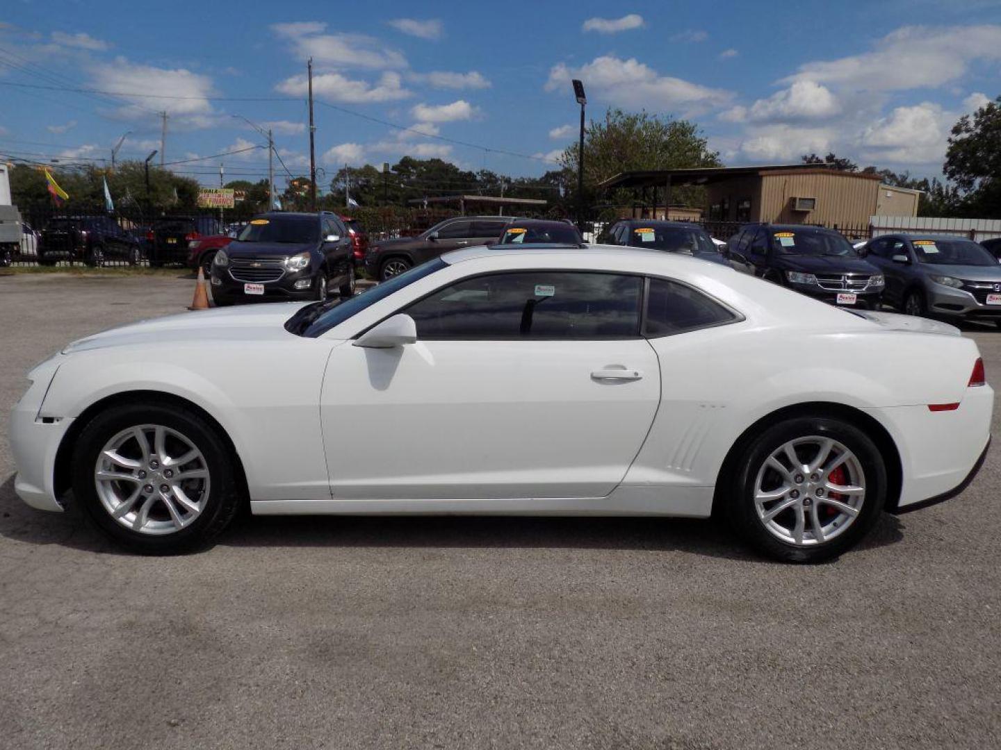 2015 WHITE CHEVROLET CAMARO LT (2G1FD1E3XF9) with an 3.6L engine, Automatic transmission, located at 830 E. Canino Rd., Houston, TX, 77037, (281) 405-0440, 38.358219, -81.729942 - PRE APPROVACION FACIL, RAPIDA.... PROCESSO RAPIDO LLAMA O VISITANOS HOY MISMO ESTAMOS LOCALIZADOS EN EL 830 E. CANINO RD (ESQUINA CON AIRLINE) HOUSTON, TEXAS 777037 SU TRABAJO ES SU CREDITO!! ENTRE CAMINANDO Y SALGA MANEJANDO! LLAME YA AL (281) 405-0440 LE ESPERAMOS! - Photo#3