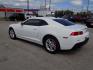 2015 WHITE CHEVROLET CAMARO LT (2G1FD1E3XF9) with an 3.6L engine, Automatic transmission, located at 830 E. Canino Rd., Houston, TX, 77037, (281) 405-0440, 38.358219, -81.729942 - PRE APPROVACION FACIL, RAPIDA.... PROCESSO RAPIDO LLAMA O VISITANOS HOY MISMO ESTAMOS LOCALIZADOS EN EL 830 E. CANINO RD (ESQUINA CON AIRLINE) HOUSTON, TEXAS 777037 SU TRABAJO ES SU CREDITO!! ENTRE CAMINANDO Y SALGA MANEJANDO! LLAME YA AL (281) 405-0440 LE ESPERAMOS! - Photo#4