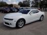 2015 WHITE CHEVROLET CAMARO LT (2G1FD1E3XF9) with an 3.6L engine, Automatic transmission, located at 830 E. Canino Rd., Houston, TX, 77037, (281) 405-0440, 38.358219, -81.729942 - PRE APPROVACION FACIL, RAPIDA.... PROCESSO RAPIDO LLAMA O VISITANOS HOY MISMO ESTAMOS LOCALIZADOS EN EL 830 E. CANINO RD (ESQUINA CON AIRLINE) HOUSTON, TEXAS 777037 SU TRABAJO ES SU CREDITO!! ENTRE CAMINANDO Y SALGA MANEJANDO! LLAME YA AL (281) 405-0440 LE ESPERAMOS! - Photo#5