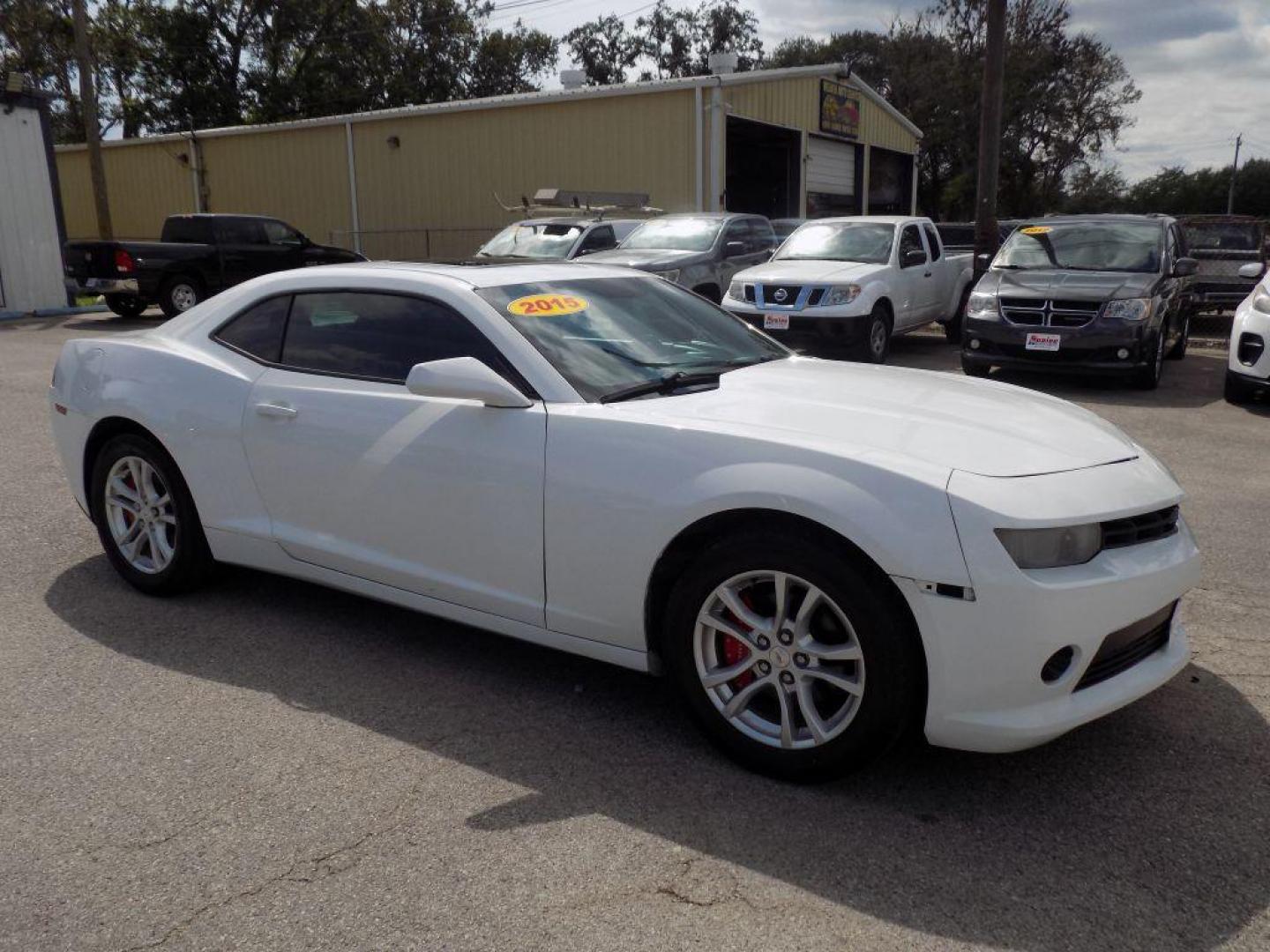 2015 WHITE CHEVROLET CAMARO LT (2G1FD1E3XF9) with an 3.6L engine, Automatic transmission, located at 830 E. Canino Rd., Houston, TX, 77037, (281) 405-0440, 38.358219, -81.729942 - PRE APPROVACION FACIL, RAPIDA.... PROCESSO RAPIDO LLAMA O VISITANOS HOY MISMO ESTAMOS LOCALIZADOS EN EL 830 E. CANINO RD (ESQUINA CON AIRLINE) HOUSTON, TEXAS 777037 SU TRABAJO ES SU CREDITO!! ENTRE CAMINANDO Y SALGA MANEJANDO! LLAME YA AL (281) 405-0440 LE ESPERAMOS! - Photo#6