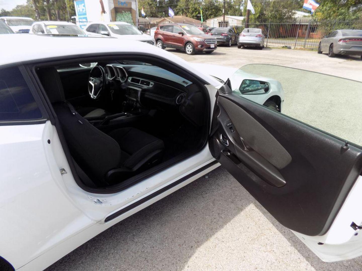 2015 WHITE CHEVROLET CAMARO LT (2G1FD1E3XF9) with an 3.6L engine, Automatic transmission, located at 830 E. Canino Rd., Houston, TX, 77037, (281) 405-0440, 38.358219, -81.729942 - PRE APPROVACION FACIL, RAPIDA.... PROCESSO RAPIDO LLAMA O VISITANOS HOY MISMO ESTAMOS LOCALIZADOS EN EL 830 E. CANINO RD (ESQUINA CON AIRLINE) HOUSTON, TEXAS 777037 SU TRABAJO ES SU CREDITO!! ENTRE CAMINANDO Y SALGA MANEJANDO! LLAME YA AL (281) 405-0440 LE ESPERAMOS! - Photo#8