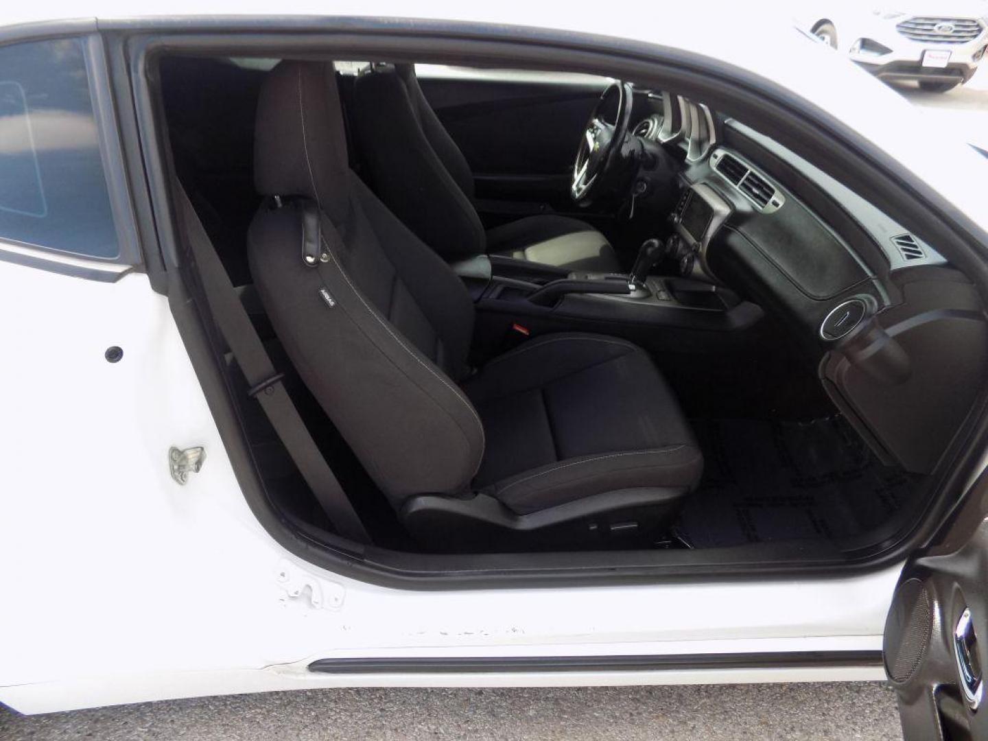 2015 WHITE CHEVROLET CAMARO LT (2G1FD1E3XF9) with an 3.6L engine, Automatic transmission, located at 830 E. Canino Rd., Houston, TX, 77037, (281) 405-0440, 38.358219, -81.729942 - PRE APPROVACION FACIL, RAPIDA.... PROCESSO RAPIDO LLAMA O VISITANOS HOY MISMO ESTAMOS LOCALIZADOS EN EL 830 E. CANINO RD (ESQUINA CON AIRLINE) HOUSTON, TEXAS 777037 SU TRABAJO ES SU CREDITO!! ENTRE CAMINANDO Y SALGA MANEJANDO! LLAME YA AL (281) 405-0440 LE ESPERAMOS! - Photo#9