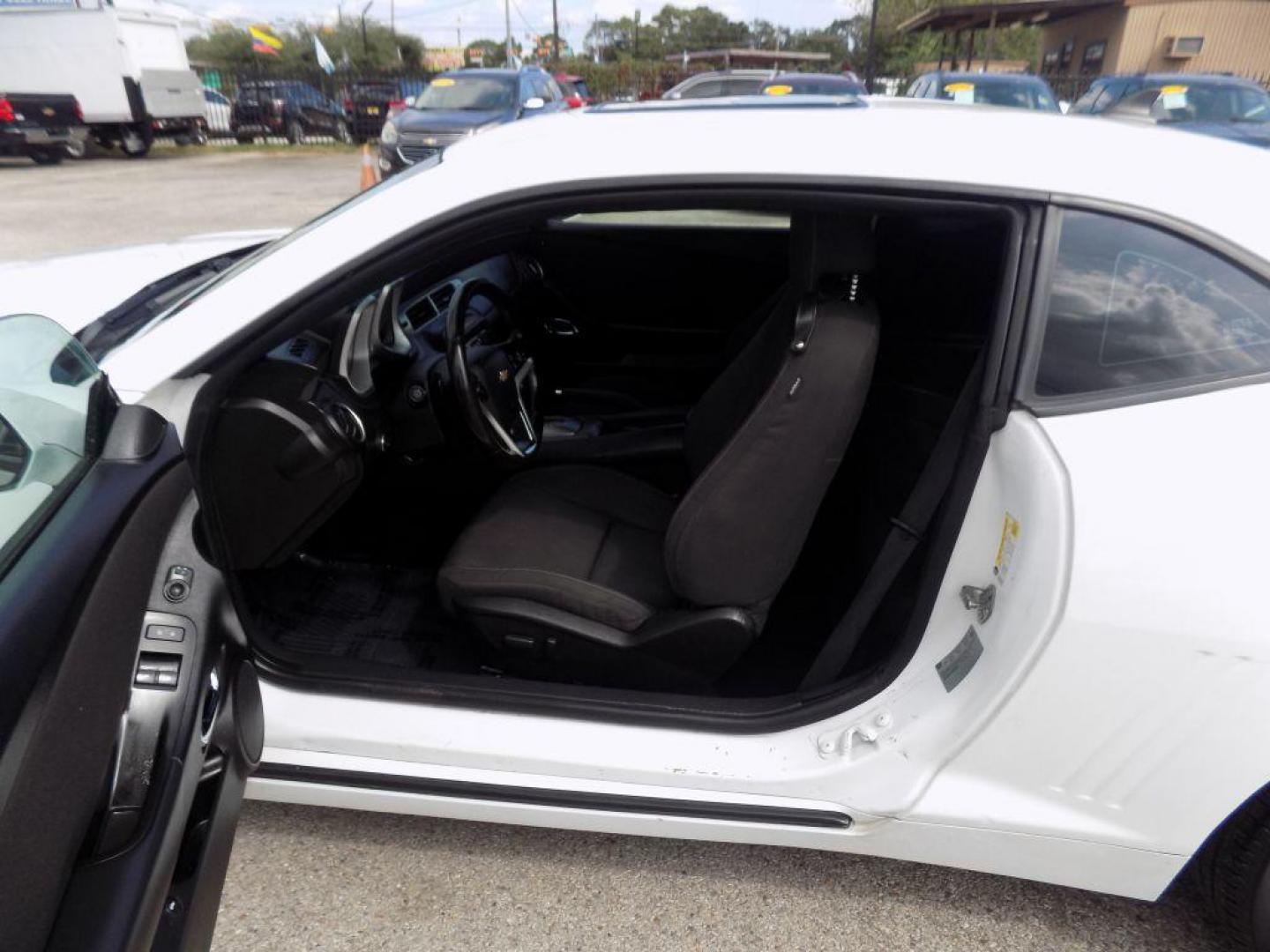 2015 WHITE CHEVROLET CAMARO LT (2G1FD1E3XF9) with an 3.6L engine, Automatic transmission, located at 830 E. Canino Rd., Houston, TX, 77037, (281) 405-0440, 38.358219, -81.729942 - PRE APPROVACION FACIL, RAPIDA.... PROCESSO RAPIDO LLAMA O VISITANOS HOY MISMO ESTAMOS LOCALIZADOS EN EL 830 E. CANINO RD (ESQUINA CON AIRLINE) HOUSTON, TEXAS 777037 SU TRABAJO ES SU CREDITO!! ENTRE CAMINANDO Y SALGA MANEJANDO! LLAME YA AL (281) 405-0440 LE ESPERAMOS! - Photo#11