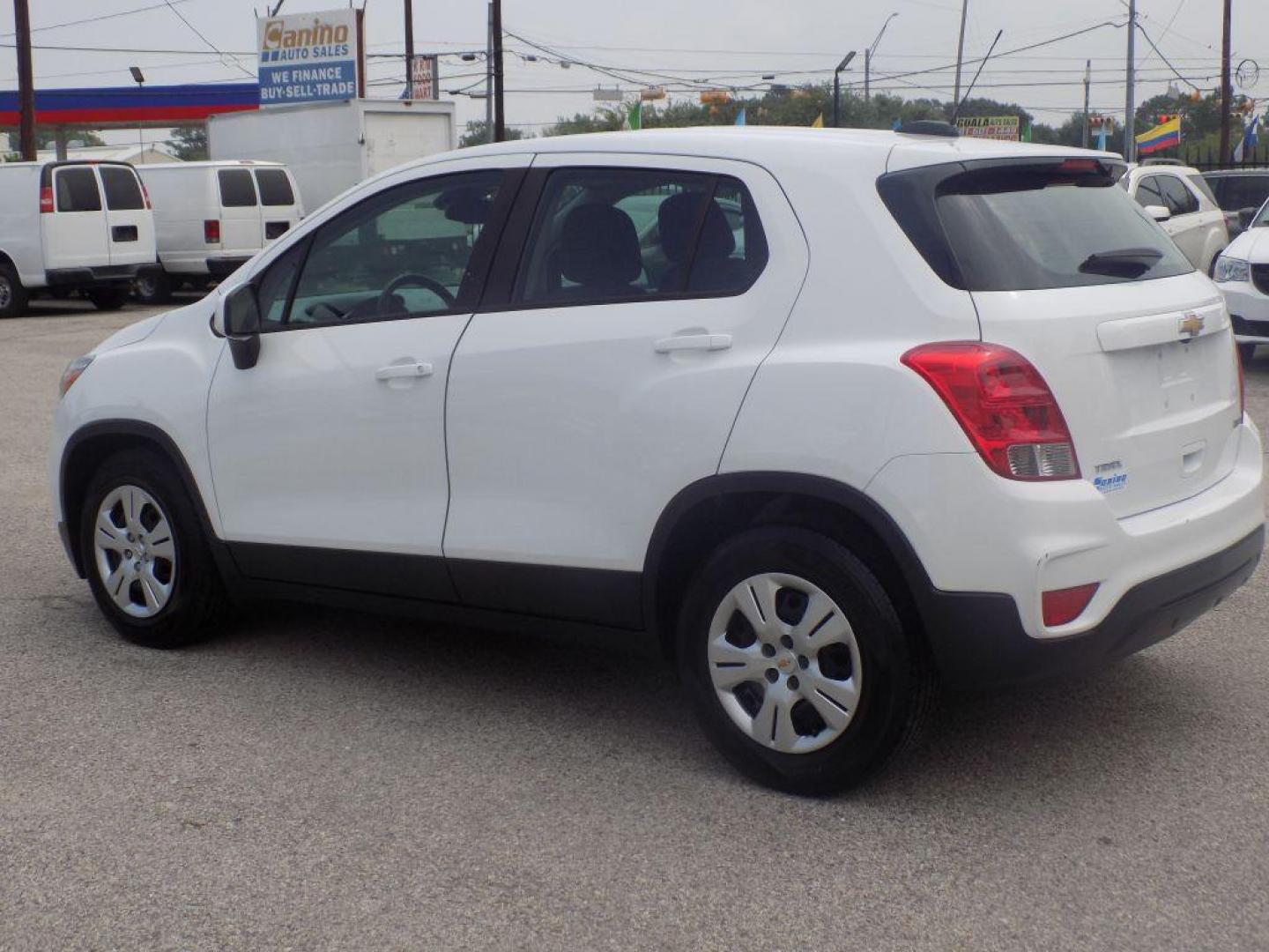 2018 WHITE CHEVROLET TRAX LS (KL7CJKSB4JB) with an 1.4L engine, Automatic transmission, located at 830 E. Canino Rd., Houston, TX, 77037, (281) 405-0440, 38.358219, -81.729942 - VENGA A VISITARNOS A CANINO AUTO SALES. ENTRE CAMINANDO Y SALGA MANEJANDO. APROVACION GARANTIZADA CON REQUISITOS MINIMOS! PREGUNTEN POR JESSICA, MAY, O CARRIE PARA SU APROBACION SEGURA. ??830 E CANINO RD HOUSTON TX 77037 ??(281) 405-0440 come visit us today!! walk in/ drive out in minutes! - Photo#1