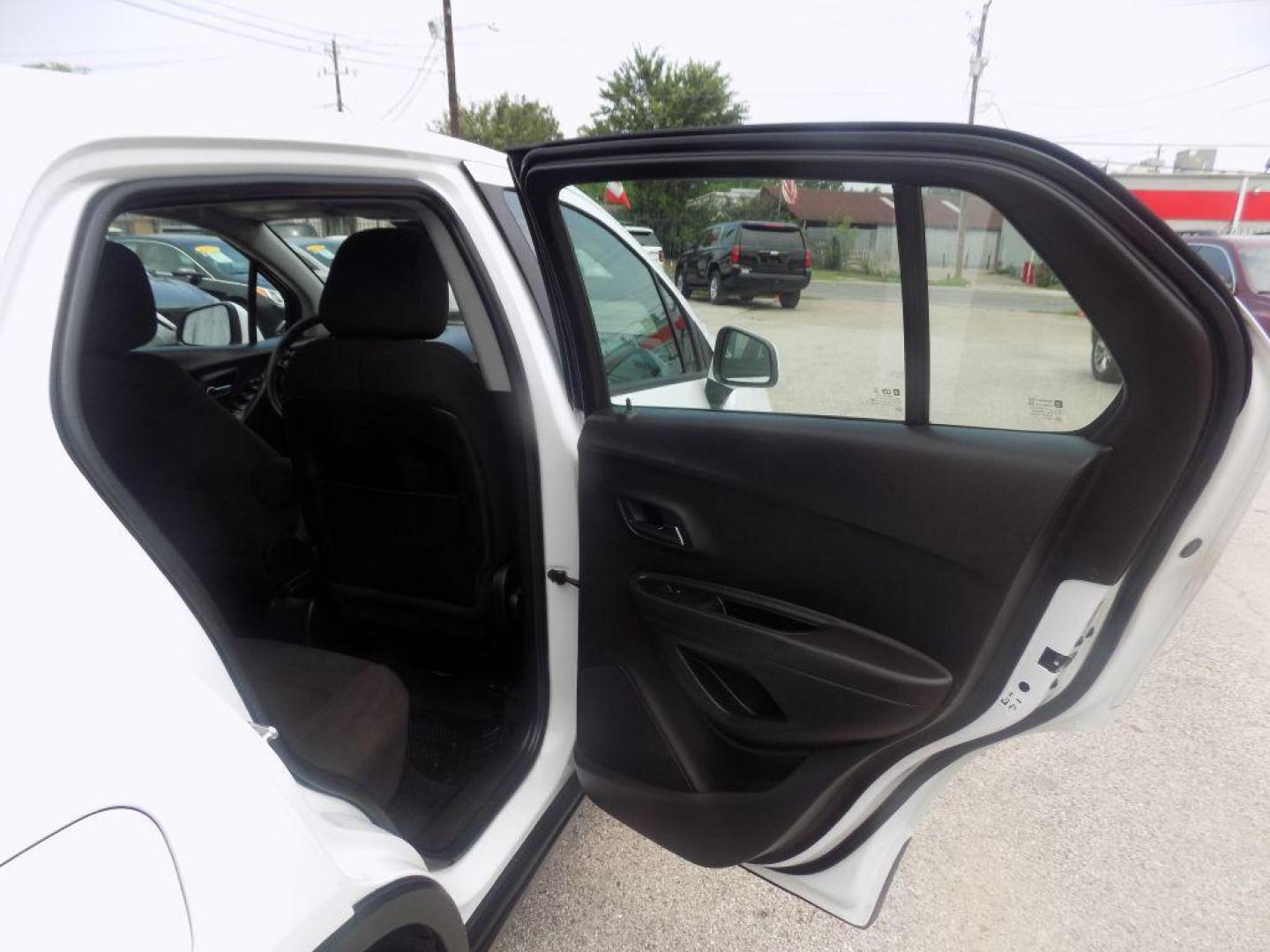 2018 WHITE CHEVROLET TRAX LS (KL7CJKSB4JB) with an 1.4L engine, Automatic transmission, located at 830 E. Canino Rd., Houston, TX, 77037, (281) 405-0440, 38.358219, -81.729942 - Photo#20