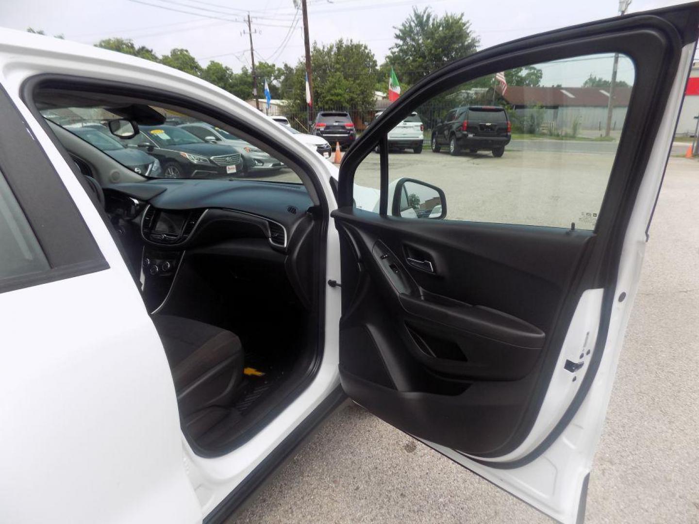 2018 WHITE CHEVROLET TRAX LS (KL7CJKSB4JB) with an 1.4L engine, Automatic transmission, located at 830 E. Canino Rd., Houston, TX, 77037, (281) 405-0440, 38.358219, -81.729942 - VENGA A VISITARNOS A CANINO AUTO SALES. ENTRE CAMINANDO Y SALGA MANEJANDO. APROVACION GARANTIZADA CON REQUISITOS MINIMOS! PREGUNTEN POR JESSICA, MAY, O CARRIE PARA SU APROBACION SEGURA. ??830 E CANINO RD HOUSTON TX 77037 ??(281) 405-0440 come visit us today!! walk in/ drive out in minutes! - Photo#22