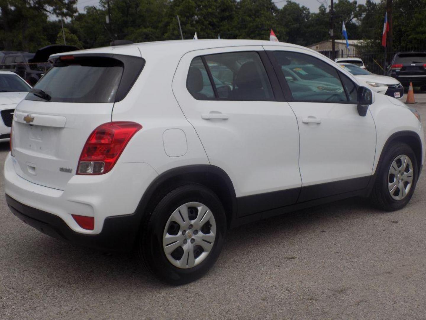 2018 WHITE CHEVROLET TRAX LS (KL7CJKSB4JB) with an 1.4L engine, Automatic transmission, located at 830 E. Canino Rd., Houston, TX, 77037, (281) 405-0440, 38.358219, -81.729942 - VENGA A VISITARNOS A CANINO AUTO SALES. ENTRE CAMINANDO Y SALGA MANEJANDO. APROVACION GARANTIZADA CON REQUISITOS MINIMOS! PREGUNTEN POR JESSICA, MAY, O CARRIE PARA SU APROBACION SEGURA. ??830 E CANINO RD HOUSTON TX 77037 ??(281) 405-0440 come visit us today!! walk in/ drive out in minutes! - Photo#2