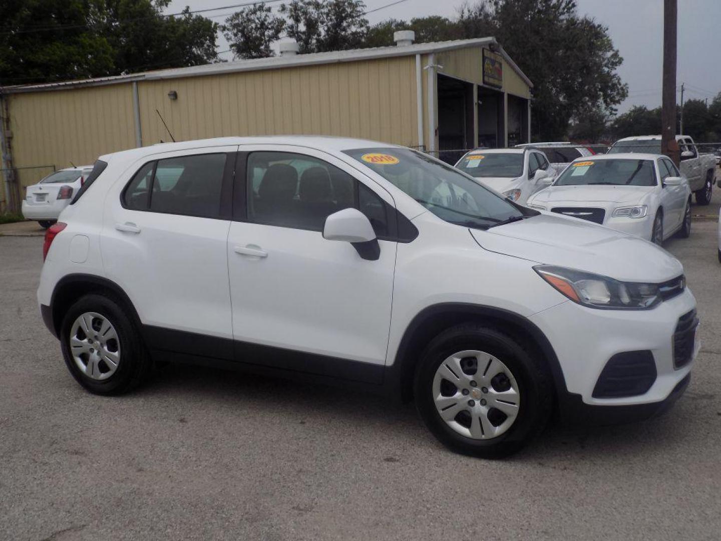 2018 WHITE CHEVROLET TRAX LS (KL7CJKSB4JB) with an 1.4L engine, Automatic transmission, located at 830 E. Canino Rd., Houston, TX, 77037, (281) 405-0440, 38.358219, -81.729942 - VENGA A VISITARNOS A CANINO AUTO SALES. ENTRE CAMINANDO Y SALGA MANEJANDO. APROVACION GARANTIZADA CON REQUISITOS MINIMOS! PREGUNTEN POR JESSICA, MAY, O CARRIE PARA SU APROBACION SEGURA. ??830 E CANINO RD HOUSTON TX 77037 ??(281) 405-0440 come visit us today!! walk in/ drive out in minutes! - Photo#3