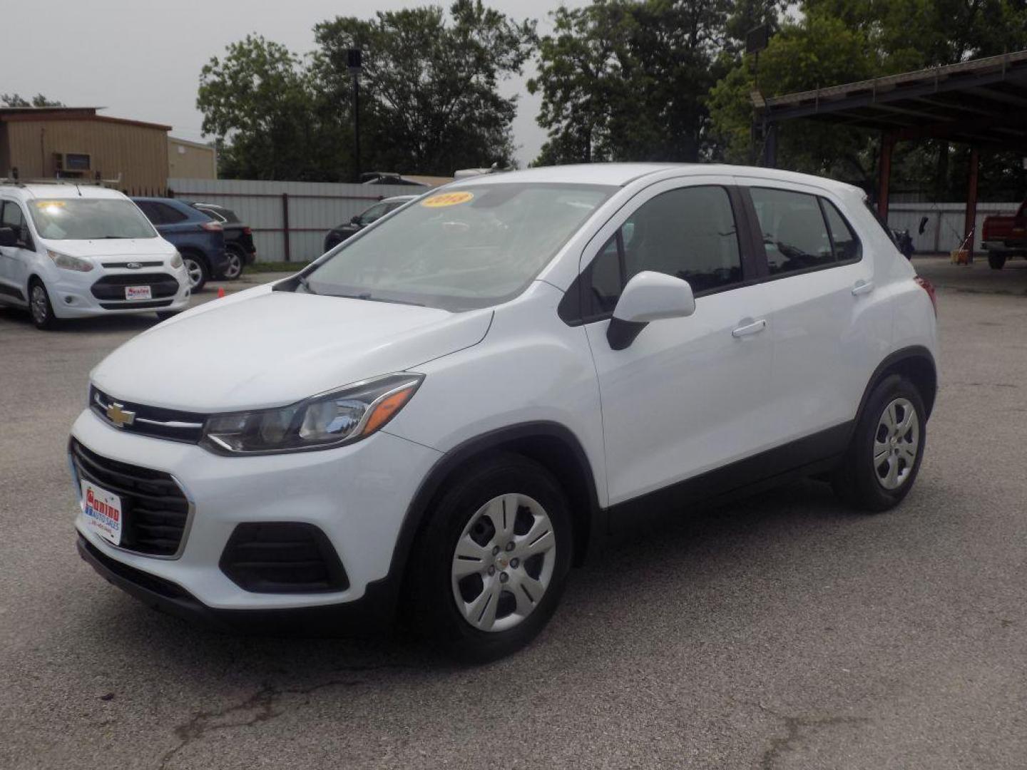 2018 WHITE CHEVROLET TRAX LS (KL7CJKSB4JB) with an 1.4L engine, Automatic transmission, located at 830 E. Canino Rd., Houston, TX, 77037, (281) 405-0440, 38.358219, -81.729942 - VENGA A VISITARNOS A CANINO AUTO SALES. ENTRE CAMINANDO Y SALGA MANEJANDO. APROVACION GARANTIZADA CON REQUISITOS MINIMOS! PREGUNTEN POR JESSICA, MAY, O CARRIE PARA SU APROBACION SEGURA. ??830 E CANINO RD HOUSTON TX 77037 ??(281) 405-0440 come visit us today!! walk in/ drive out in minutes! - Photo#4