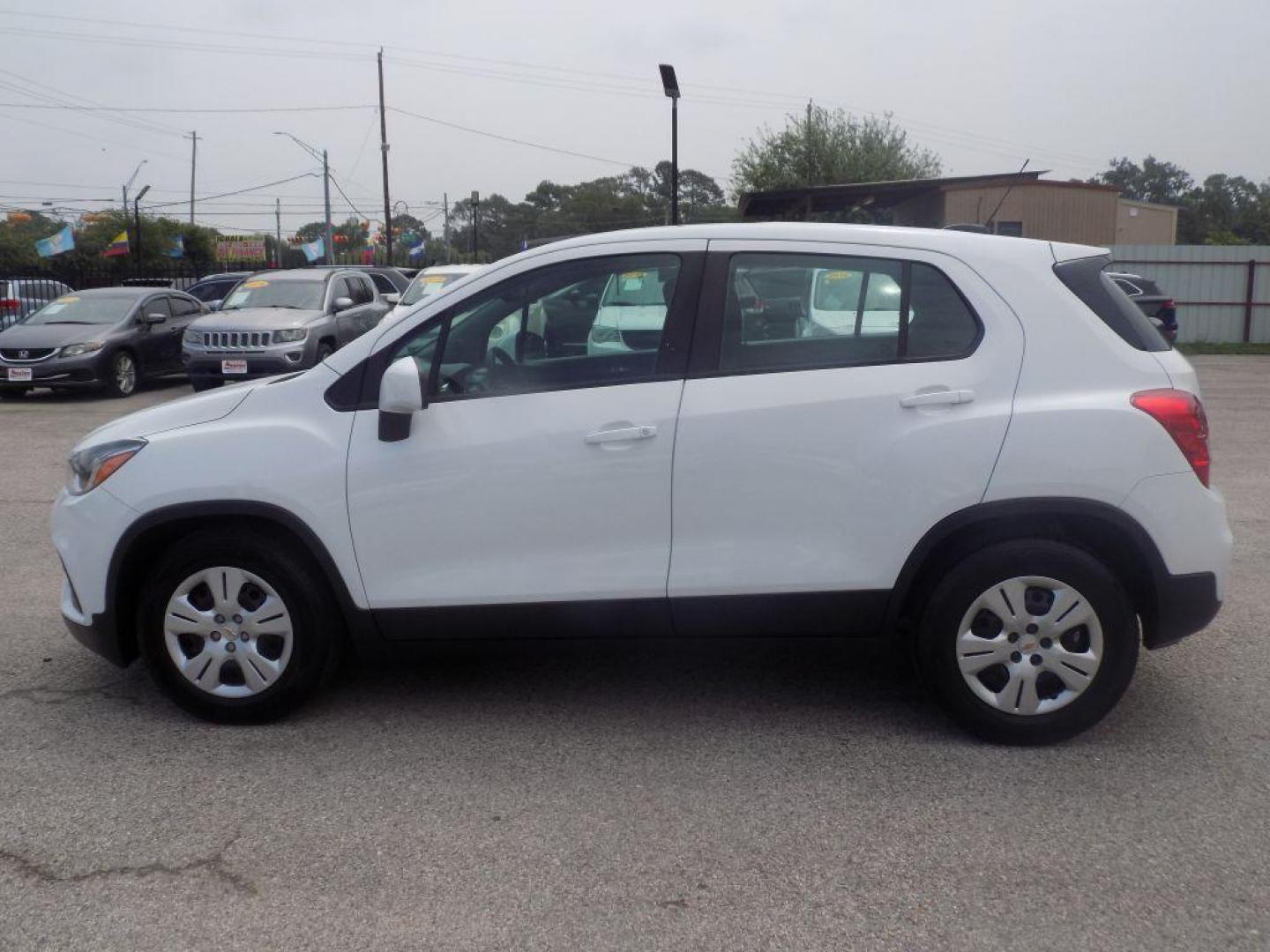 2018 WHITE CHEVROLET TRAX LS (KL7CJKSB4JB) with an 1.4L engine, Automatic transmission, located at 830 E. Canino Rd., Houston, TX, 77037, (281) 405-0440, 38.358219, -81.729942 - VENGA A VISITARNOS A CANINO AUTO SALES. ENTRE CAMINANDO Y SALGA MANEJANDO. APROVACION GARANTIZADA CON REQUISITOS MINIMOS! PREGUNTEN POR JESSICA, MAY, O CARRIE PARA SU APROBACION SEGURA. ??830 E CANINO RD HOUSTON TX 77037 ??(281) 405-0440 come visit us today!! walk in/ drive out in minutes! - Photo#5