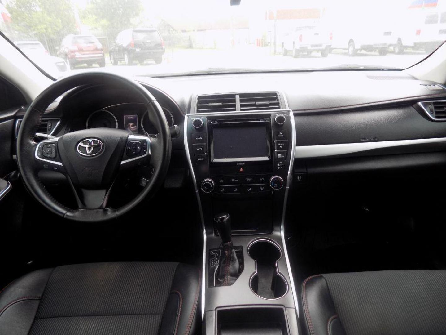 2017 WHITE TOYOTA CAMRY LE (4T1BF1FK6HU) with an 2.5L engine, Automatic transmission, located at 830 E. Canino Rd., Houston, TX, 77037, (281) 405-0440, 38.358219, -81.729942 - PAGOS COMODOS, ENGANCHES COMODOS. FINANCIAMIENTO RAPIDO Y FACIL. BUEN CREDITO, MAL CREDITO, COMPRADOR POR PRIMERA VES O NO LICENCIA, CANINO AUTO SALES TE PUEDE AYUDAR! LLAMA/TEXTO O VISITANOS HOY MISMO (281) 405-0440 ESTAMOS LOCALIZADOS EN 830 E. CANINO RD. (ESQUINA CON AIRLINE) HOUSTON, TEXAS - Photo#14