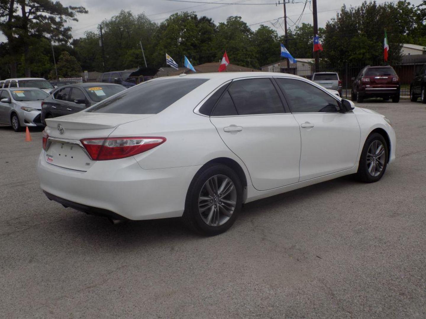 2017 WHITE TOYOTA CAMRY LE (4T1BF1FK6HU) with an 2.5L engine, Automatic transmission, located at 830 E. Canino Rd., Houston, TX, 77037, (281) 405-0440, 38.358219, -81.729942 - PAGOS COMODOS, ENGANCHES COMODOS. FINANCIAMIENTO RAPIDO Y FACIL. BUEN CREDITO, MAL CREDITO, COMPRADOR POR PRIMERA VES O NO LICENCIA, CANINO AUTO SALES TE PUEDE AYUDAR! LLAMA/TEXTO O VISITANOS HOY MISMO (281) 405-0440 ESTAMOS LOCALIZADOS EN 830 E. CANINO RD. (ESQUINA CON AIRLINE) HOUSTON, TEXAS - Photo#1